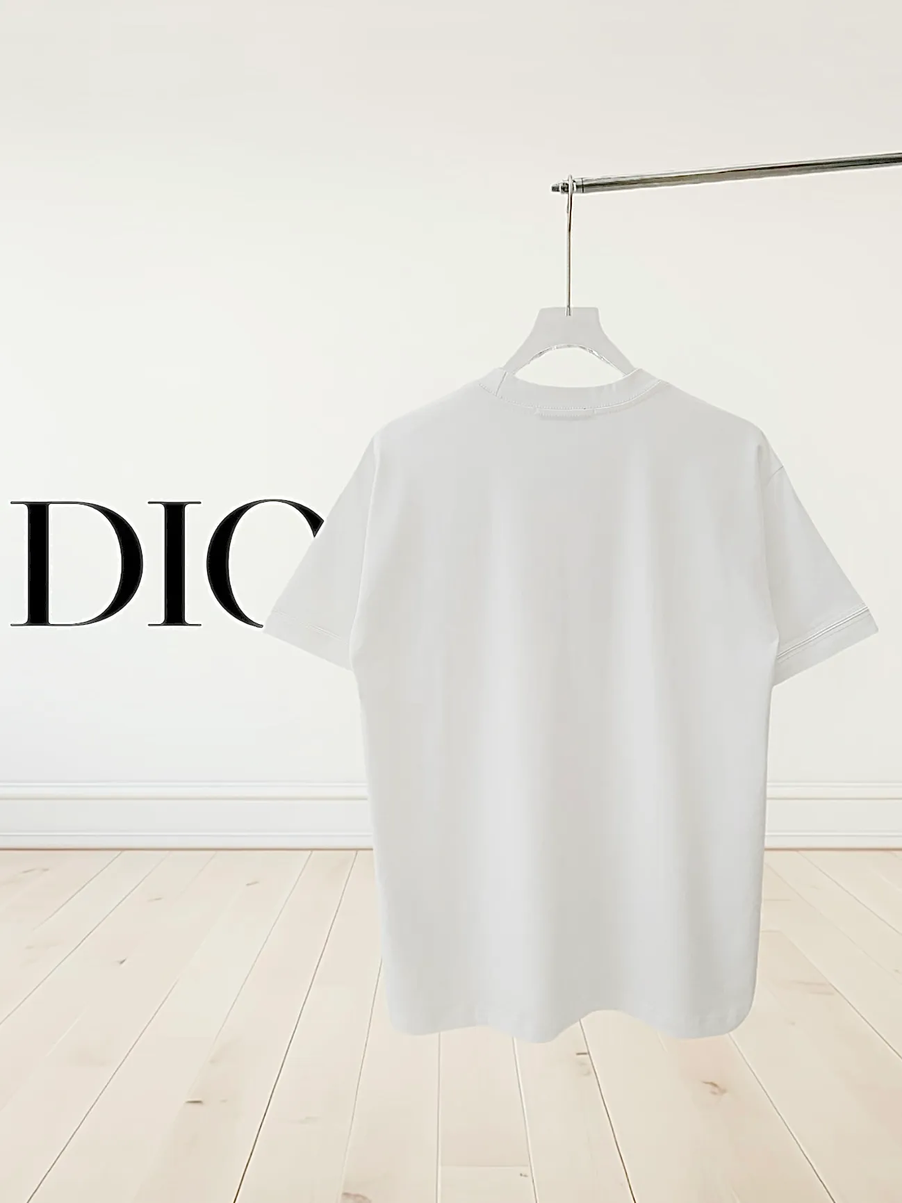 🅿️190 [Higher Version] Dior x Stone Island Dior x Stone Island joint embroidered short sleeves. The fabric is 32 counts, 280g, full of texture and soft to the touch. The process adopts imported machine embroidery technology. Advanced computer control system and precision mechanical components are used to realize the Dior Stone Island embroidery operation. High precision. The lines are smooth and delicate. The valley wave weaving process adjusts the knitting method of the front and rear continuous needle beds to create a horizontal convex effect on the surface of the knitted fabric. The fabric is washed and has a better hand feel. It is not easy to deform, shrink or fade. Maintain long-lasting beauty, complete with three standard styles for men and women. Color: black/white Size: S to xL
