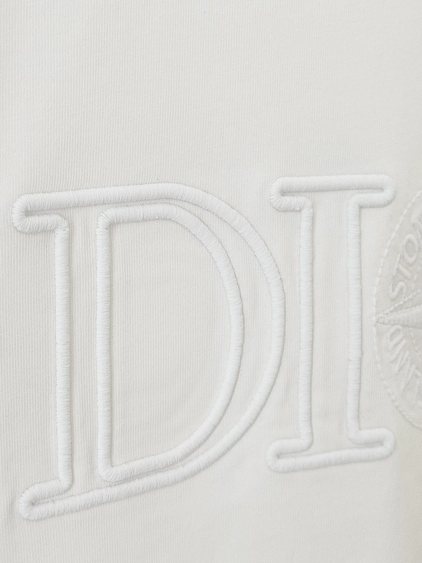 🅿️190 [Higher Version] Dior x Stone Island Dior x Stone Island joint embroidered short sleeves. The fabric is 32 counts, 280g, full of texture and soft to the touch. The process adopts imported machine embroidery technology. Advanced computer control system and precision mechanical components are used to realize the Dior Stone Island embroidery operation. High precision. The lines are smooth and delicate. The valley wave weaving process adjusts the knitting method of the front and rear continuous needle beds to create a horizontal convex effect on the surface of the knitted fabric. The fabric is washed and has a better hand feel. It is not easy to deform, shrink or fade. Maintain long-lasting beauty, complete with three standard styles for men and women. Color: black/white Size: S to xL