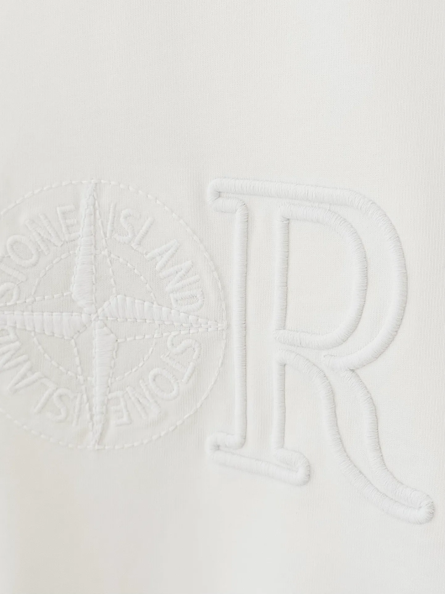 🅿️190 [Higher Version] Dior x Stone Island Dior x Stone Island joint embroidered short sleeves. The fabric is 32 counts, 280g, full of texture and soft to the touch. The process adopts imported machine embroidery technology. Advanced computer control system and precision mechanical components are used to realize the Dior Stone Island embroidery operation. High precision. The lines are smooth and delicate. The valley wave weaving process adjusts the knitting method of the front and rear continuous needle beds to create a horizontal convex effect on the surface of the knitted fabric. The fabric is washed and has a better hand feel. It is not easy to deform, shrink or fade. Maintain long-lasting beauty, complete with three standard styles for men and women. Color: black/white Size: S to xL