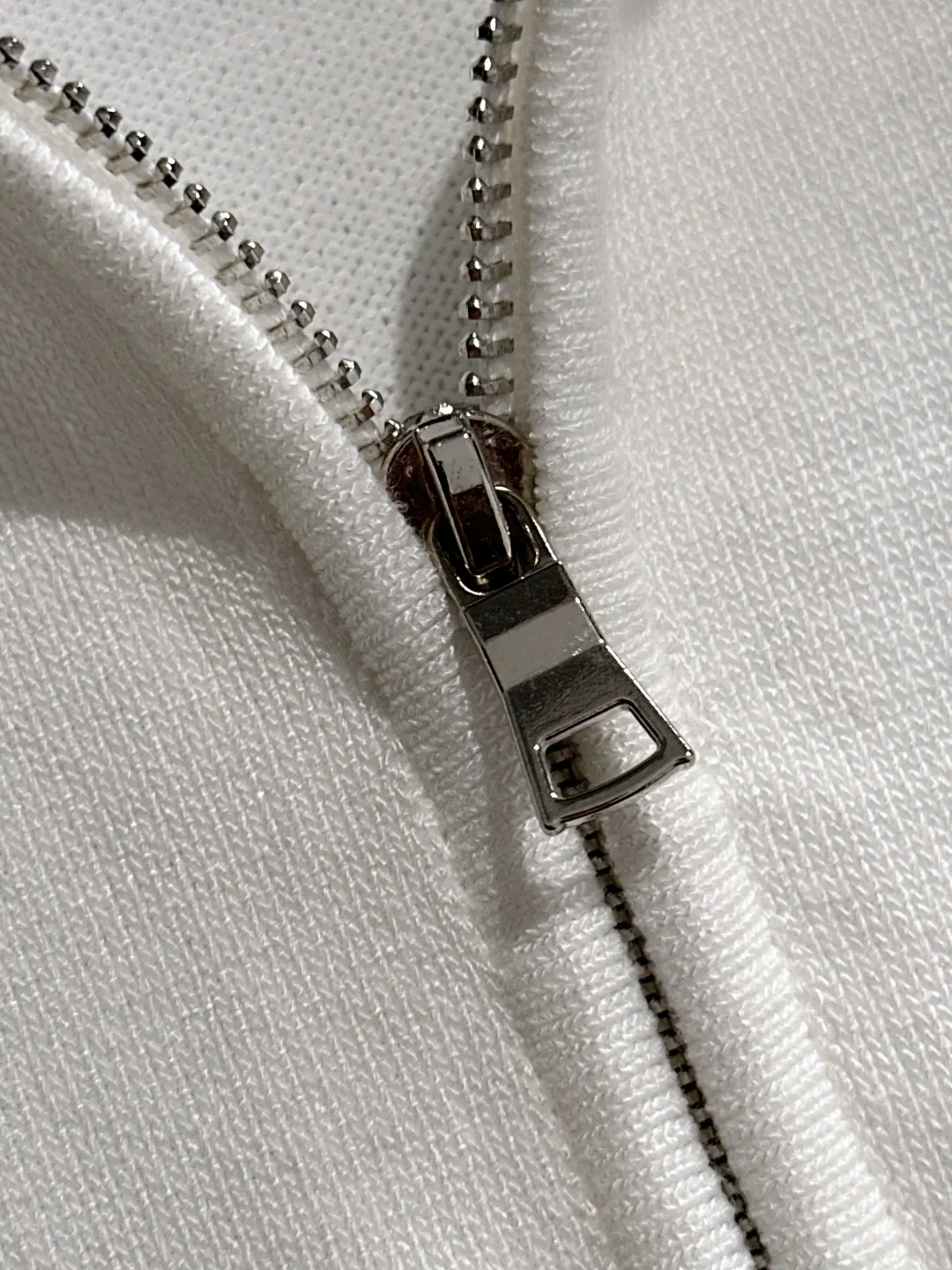🅿️330 shipped next day, high quality Dior 2025 spring and summer new men's lapel short-sleeved T-shirt. Made of combed cotton yarn knitted cotton fabric, pure cotton high-weight special yarn, it feels full when weighed, and the upper body is more textured than ordinary T-shirts. This texture can cope with the weather easily and is suitable for both hot and cold! The pattern on the chest adopts three-dimensional embroidery technology, and is perfectly produced stitch by stitch with reference to the original version! Loose fit design, looks noble. Size: M to XXXL