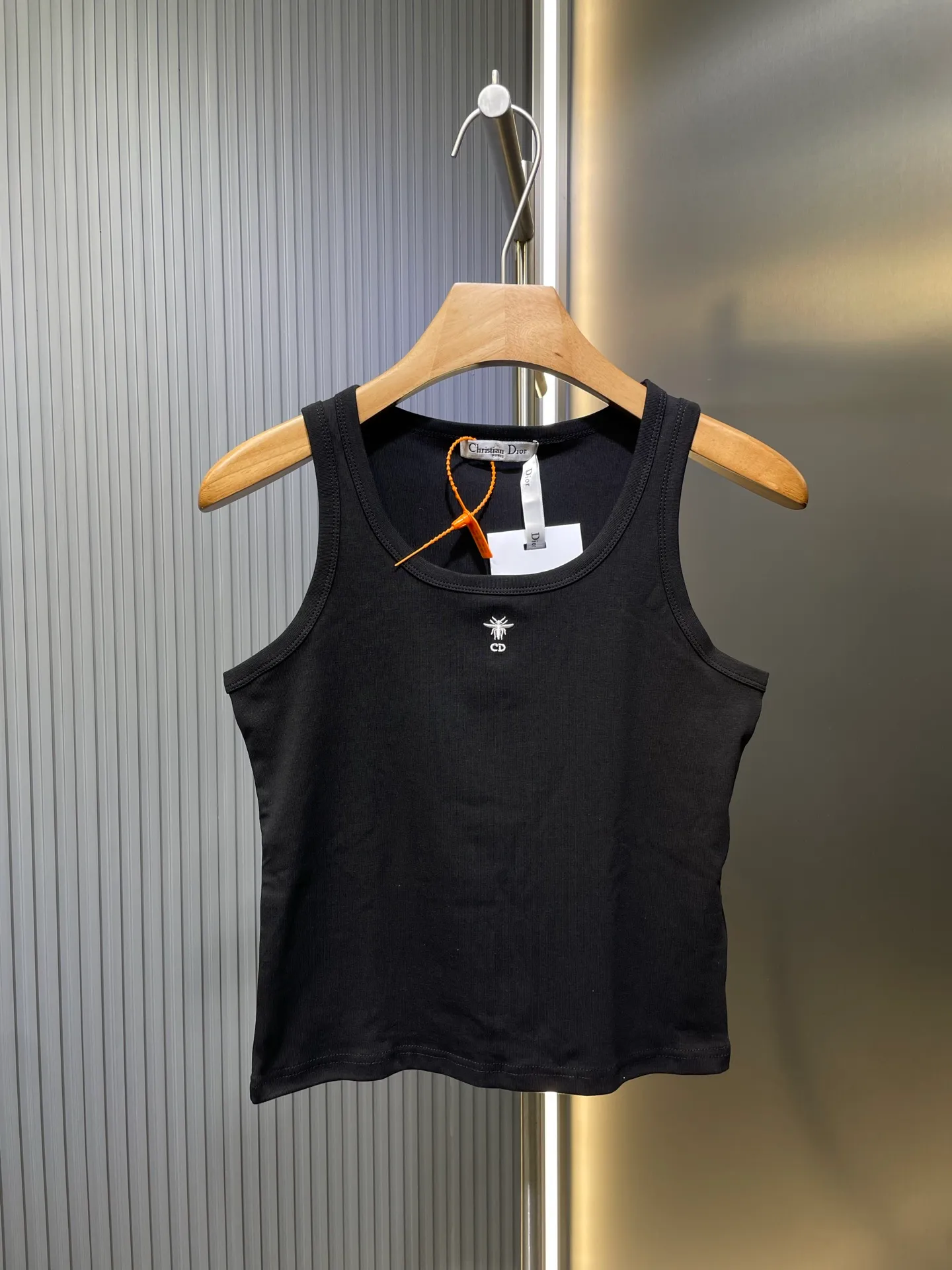 🅿️200 CD🌟25SS [Top Replica] Little Bee Embroidered Vest. A casual sense of high-end everywhere in life. Competent, simple and handsome. A simple vest gives the strongest street feel. Simple, refreshing and fashionable. It opens up the sweet-cool hot girl style. It can be worn alone or layered. It looks good and tonal when worn alone. It feels skin-friendly and will not pierce the flesh, and feels great. Black/White SML