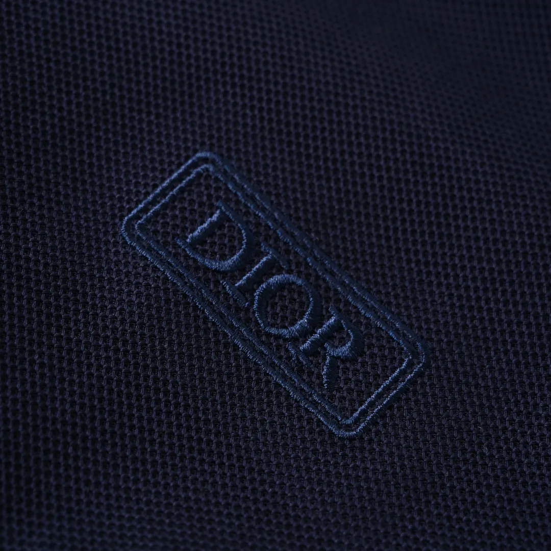 🅿️330 (higher version) DIOR Dior CD box square embroidered short-sleeved polo shirt. Original custom-made 200g cotton jade fabric, thread dyed to match the original. The imported machine-made tatami embroidery technology makes the letter logo appear delicate and exquisite, enhancing the decorative effect. Use an embroidery machine to embroider the designed letter logo onto the patch. Size：S-L