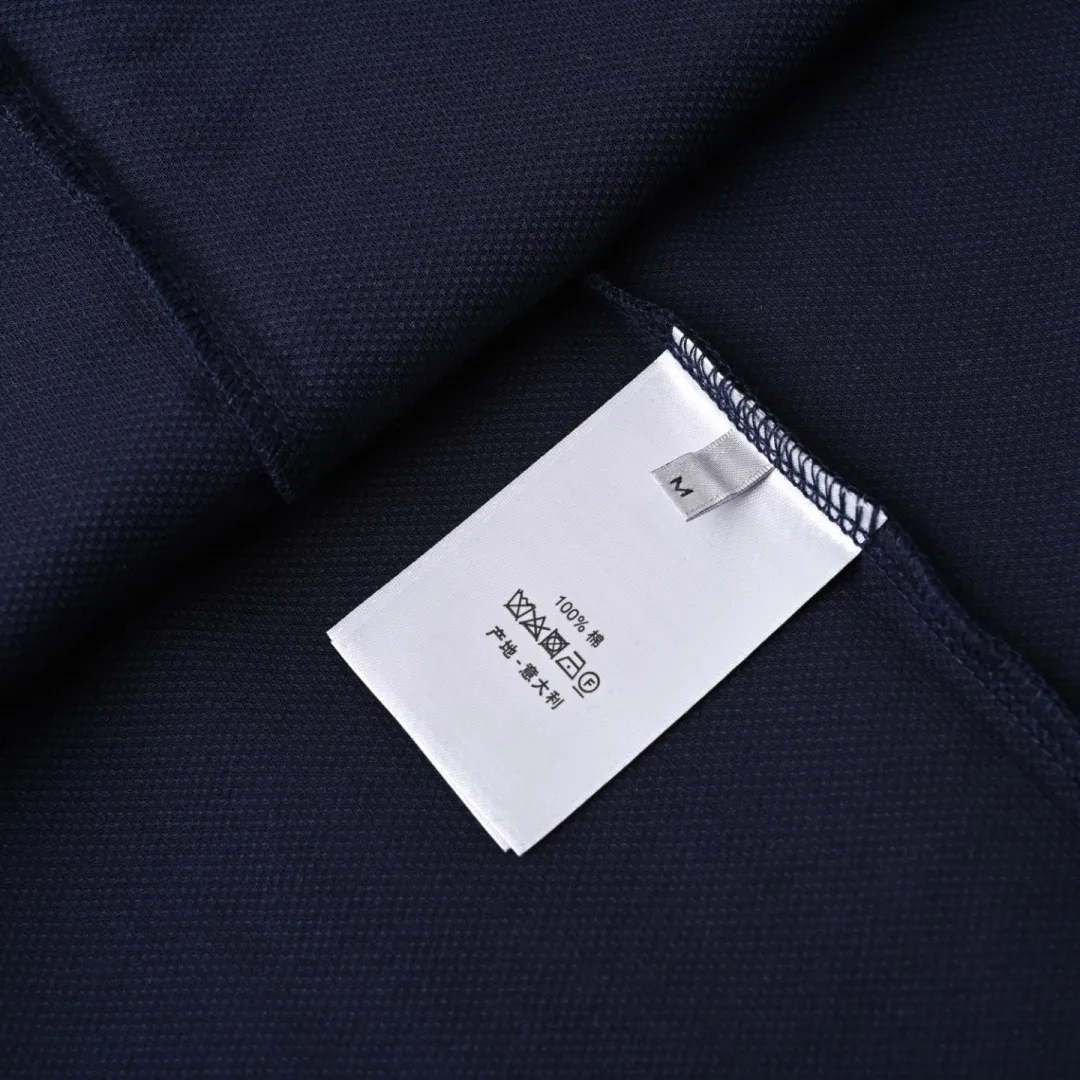 🅿️330 (higher version) DIOR Dior CD box square embroidered short-sleeved polo shirt. Original custom-made 200g cotton jade fabric, thread dyed to match the original. The imported machine-made tatami embroidery technology makes the letter logo appear delicate and exquisite, enhancing the decorative effect. Use an embroidery machine to embroider the designed letter logo onto the patch. Size：S-L