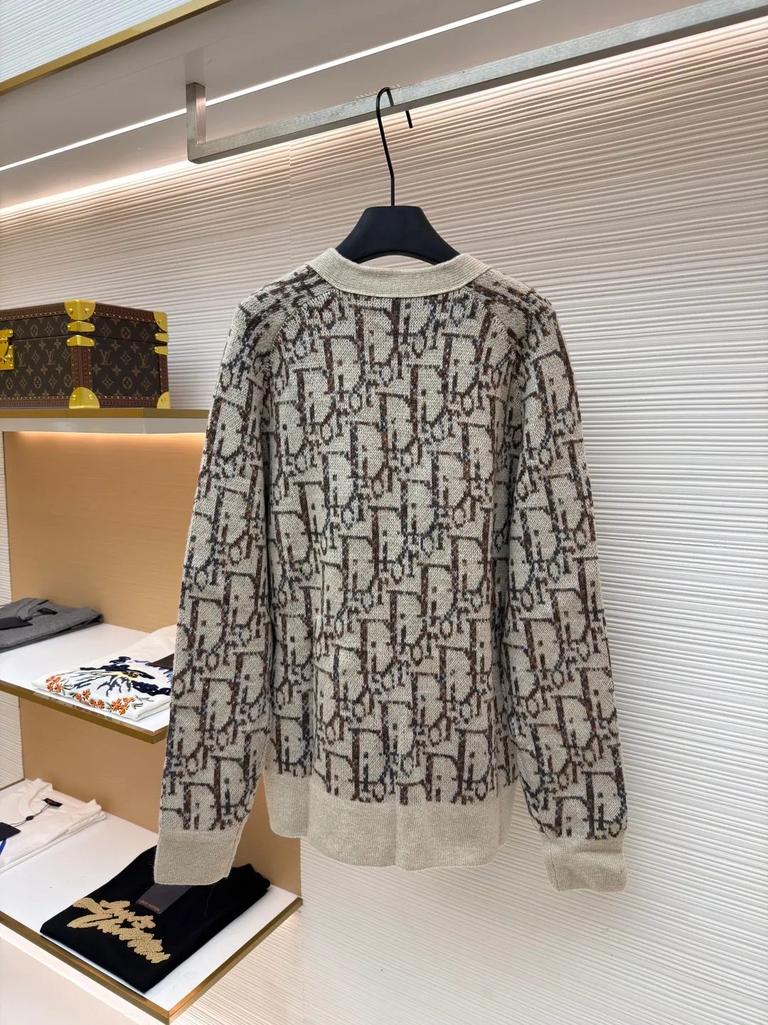 Dior presbyopic woolen cardigan ●Original version: 15,000 purchased and developed ●Item number: 1681285-C00 ●Fabric: wool blended fabric ●Technology: jacquard weaving ●Version: fitted version ●Weight: about 775 grams ●Size: XS-S-M-L ●Description: The wool is custom-dyed with imported premium 100% wool yarn, and jacquard weaving is carried out using an imported 5-gauge wool loom. A single piece takes 190 minutes, and is woven at a parallel and even speed. The whole piece of clothing is clear. The drawings are drawn by experienced masters, and the pattern is positioned according to YB. Specific three-label washing. The overall wiring is straight and delicate. The fabric is comfortable and soft, and the color is consistent without color difference. It can be matched with the same style to create a fashionable look, and can be used in various occasions. Customized accessories, complete with three standards, same style for men and women!