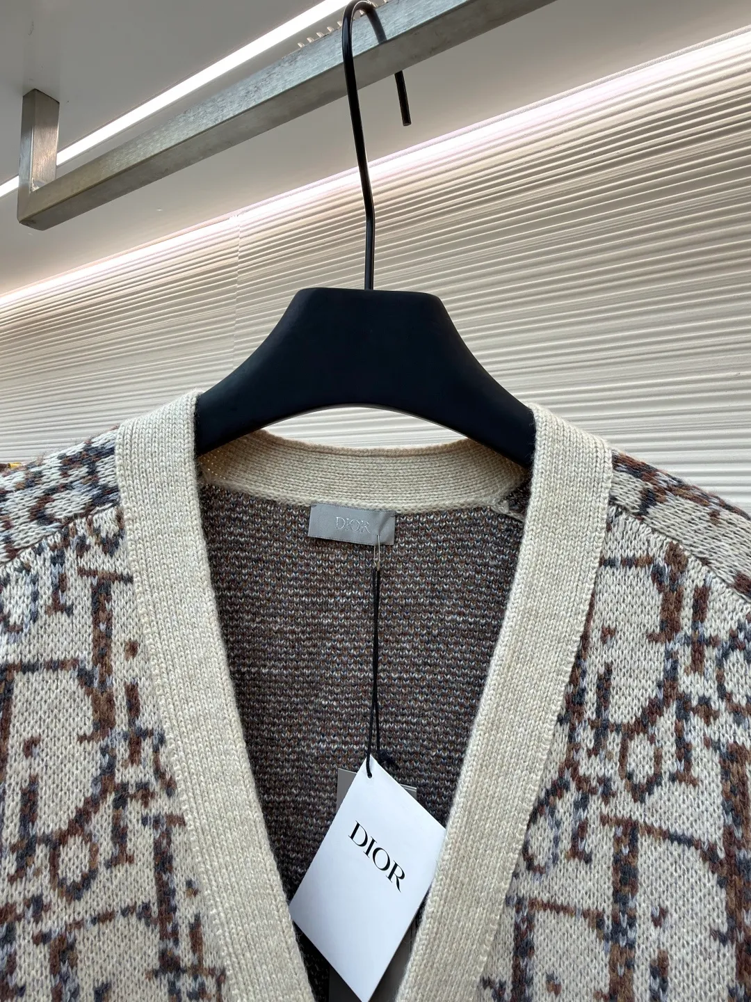 Dior presbyopic woolen cardigan ●Original version: 15,000 purchased and developed ●Item number: 1681285-C00 ●Fabric: wool blended fabric ●Technology: jacquard weaving ●Version: fitted version ●Weight: about 775 grams ●Size: XS-S-M-L ●Description: The wool is custom-dyed with imported premium 100% wool yarn, and jacquard weaving is carried out using an imported 5-gauge wool loom. A single piece takes 190 minutes, and is woven at a parallel and even speed. The whole piece of clothing is clear. The drawings are drawn by experienced masters, and the pattern is positioned according to YB. Specific three-label washing. The overall wiring is straight and delicate. The fabric is comfortable and soft, and the color is consistent without color difference. It can be matched with the same style to create a fashionable look, and can be used in various occasions. Customized accessories, complete with three standards, same style for men and women!