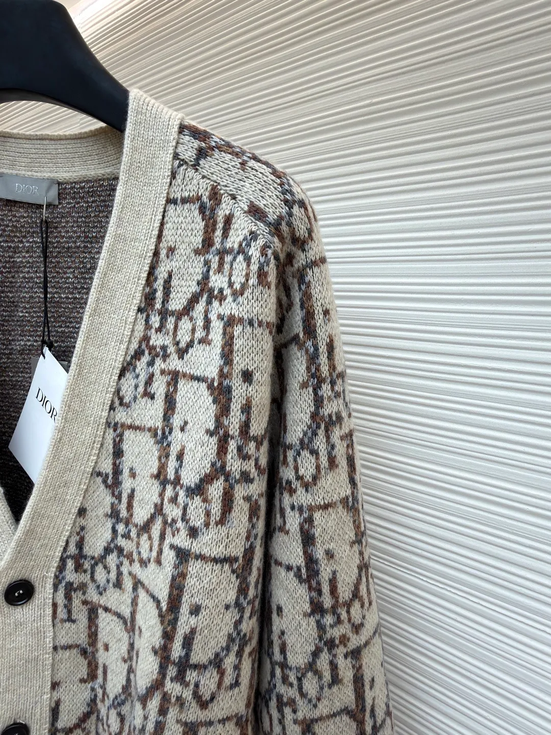 Dior presbyopic woolen cardigan ●Original version: 15,000 purchased and developed ●Item number: 1681285-C00 ●Fabric: wool blended fabric ●Technology: jacquard weaving ●Version: fitted version ●Weight: about 775 grams ●Size: XS-S-M-L ●Description: The wool is custom-dyed with imported premium 100% wool yarn, and jacquard weaving is carried out using an imported 5-gauge wool loom. A single piece takes 190 minutes, and is woven at a parallel and even speed. The whole piece of clothing is clear. The drawings are drawn by experienced masters, and the pattern is positioned according to YB. Specific three-label washing. The overall wiring is straight and delicate. The fabric is comfortable and soft, and the color is consistent without color difference. It can be matched with the same style to create a fashionable look, and can be used in various occasions. Customized accessories, complete with three standards, same style for men and women!