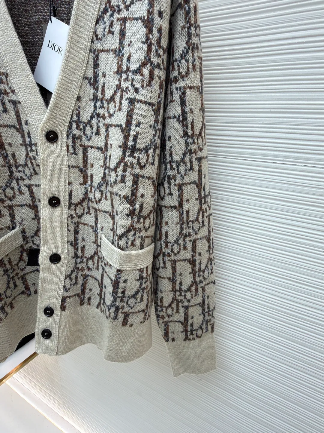 Dior presbyopic woolen cardigan ●Original version: 15,000 purchased and developed ●Item number: 1681285-C00 ●Fabric: wool blended fabric ●Technology: jacquard weaving ●Version: fitted version ●Weight: about 775 grams ●Size: XS-S-M-L ●Description: The wool is custom-dyed with imported premium 100% wool yarn, and jacquard weaving is carried out using an imported 5-gauge wool loom. A single piece takes 190 minutes, and is woven at a parallel and even speed. The whole piece of clothing is clear. The drawings are drawn by experienced masters, and the pattern is positioned according to YB. Specific three-label washing. The overall wiring is straight and delicate. The fabric is comfortable and soft, and the color is consistent without color difference. It can be matched with the same style to create a fashionable look, and can be used in various occasions. Customized accessories, complete with three standards, same style for men and women!