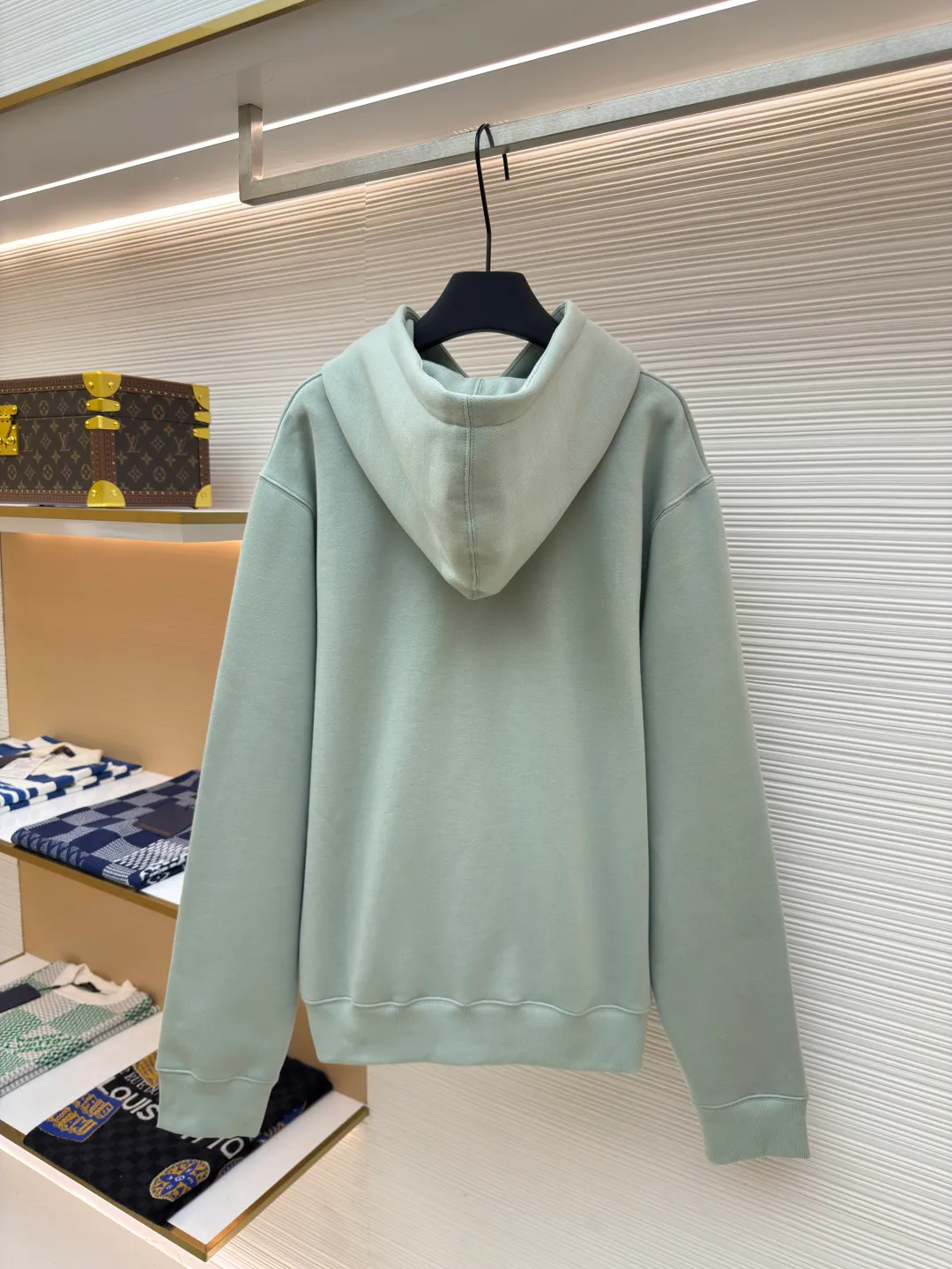 DIOR logo embroidered long-sleeved hoodie ●Authentic product: purchased and developed by 4074 ●Item number: 1680347-A85 ●Fabric: pure cotton fabric ●Technology: embroidery production ●Version: loose fit ●Weight: about 730 grams ●Size: S-M-L-XL ●Description: Made of customized cotton fabric, with classic high-density logo embroidery on the chest and velvet design on the inside. It can be matched with bottoms of the same season to create a fashionable look. It can be worn inside or outside to suit various occasions. Customized accessories, complete with three labels, same style for men and women!