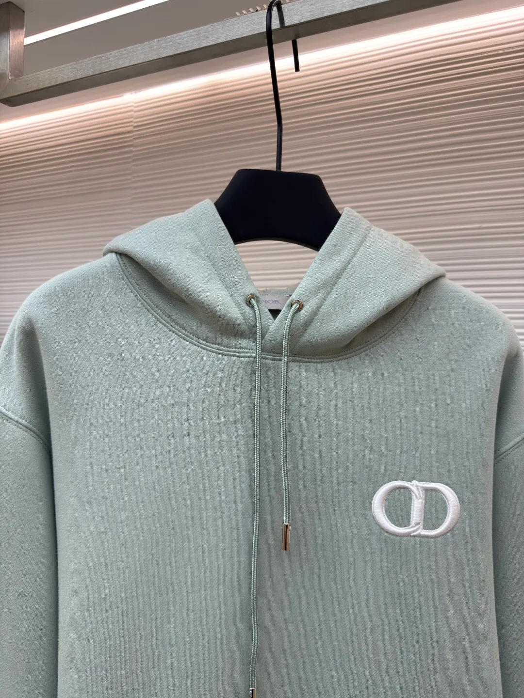 DIOR logo embroidered long-sleeved hoodie ●Authentic product: purchased and developed by 4074 ●Item number: 1680347-A85 ●Fabric: pure cotton fabric ●Technology: embroidery production ●Version: loose fit ●Weight: about 730 grams ●Size: S-M-L-XL ●Description: Made of customized cotton fabric, with classic high-density logo embroidery on the chest and velvet design on the inside. It can be matched with bottoms of the same season to create a fashionable look. It can be worn inside or outside to suit various occasions. Customized accessories, complete with three labels, same style for men and women!