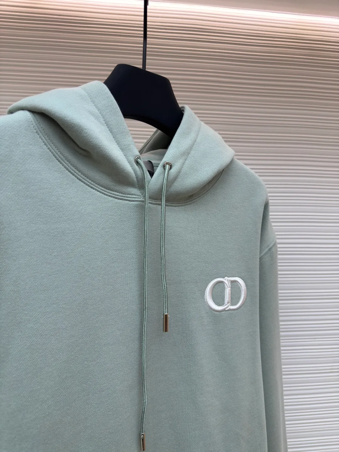 DIOR logo embroidered long-sleeved hoodie ●Authentic product: purchased and developed by 4074 ●Item number: 1680347-A85 ●Fabric: pure cotton fabric ●Technology: embroidery production ●Version: loose fit ●Weight: about 730 grams ●Size: S-M-L-XL ●Description: Made of customized cotton fabric, with classic high-density logo embroidery on the chest and velvet design on the inside. It can be matched with bottoms of the same season to create a fashionable look. It can be worn inside or outside to suit various occasions. Customized accessories, complete with three labels, same style for men and women!
