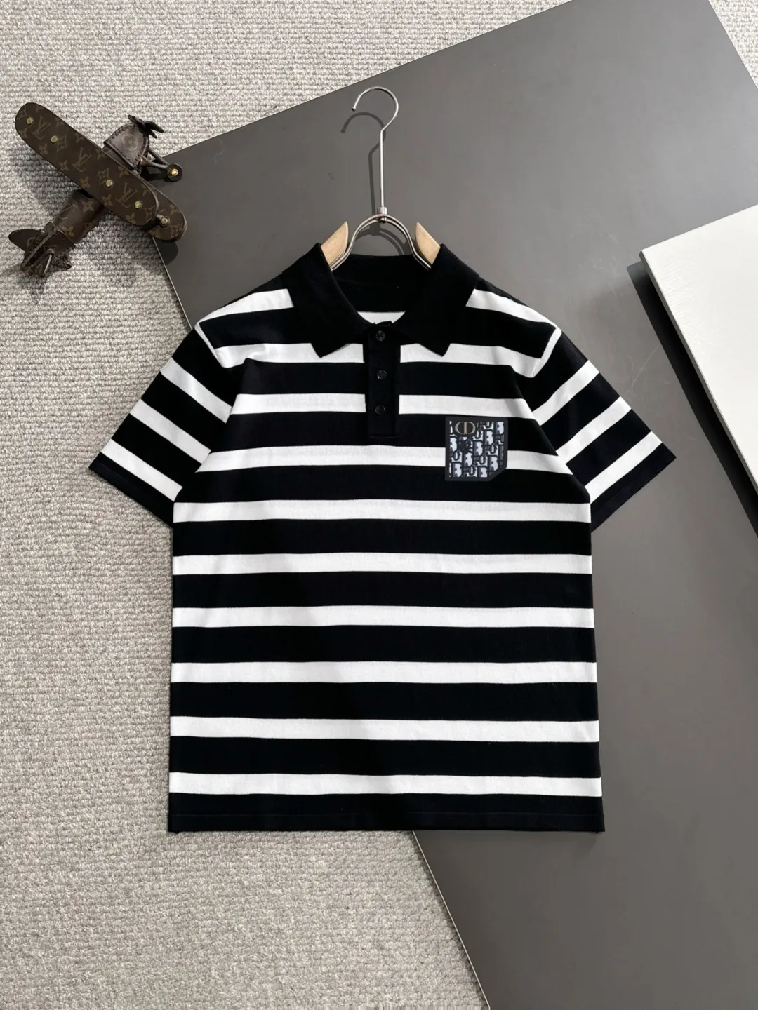🅿️330 shipped next day. High quality Dior 2025 spring and summer new men's lapel short-sleeved T-shirt. Made of combed cotton yarn knitted cotton fabric. Pure cotton high-weight special yarn. It feels heavy when weighed. The upper body is also more textured than ordinary T-shirts. This texture can cope with the weather easily and is suitable for both hot and cold! The pattern on the chest adopts three-dimensional embroidery technology, and is perfectly produced stitch by stitch with reference to the original version! Loose fit design, looks noble. Size: M to XXXL