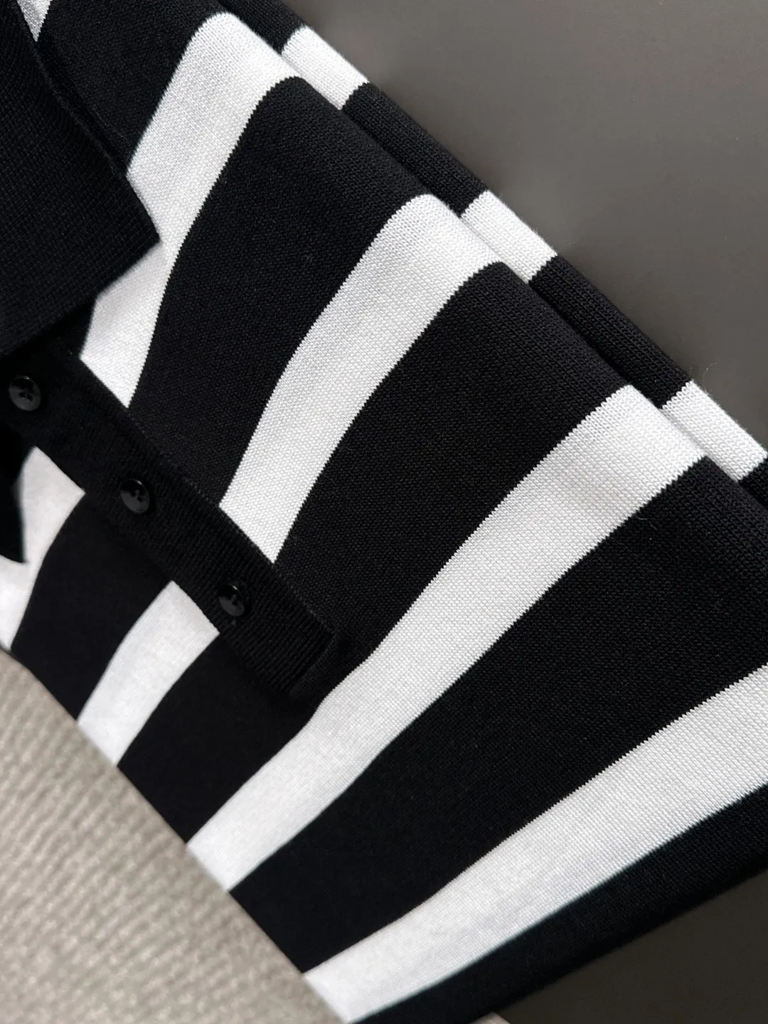🅿️330 shipped next day. High quality Dior 2025 spring and summer new men's lapel short-sleeved T-shirt. Made of combed cotton yarn knitted cotton fabric. Pure cotton high-weight special yarn. It feels heavy when weighed. The upper body is also more textured than ordinary T-shirts. This texture can cope with the weather easily and is suitable for both hot and cold! The pattern on the chest adopts three-dimensional embroidery technology, and is perfectly produced stitch by stitch with reference to the original version! Loose fit design, looks noble. Size: M to XXXL