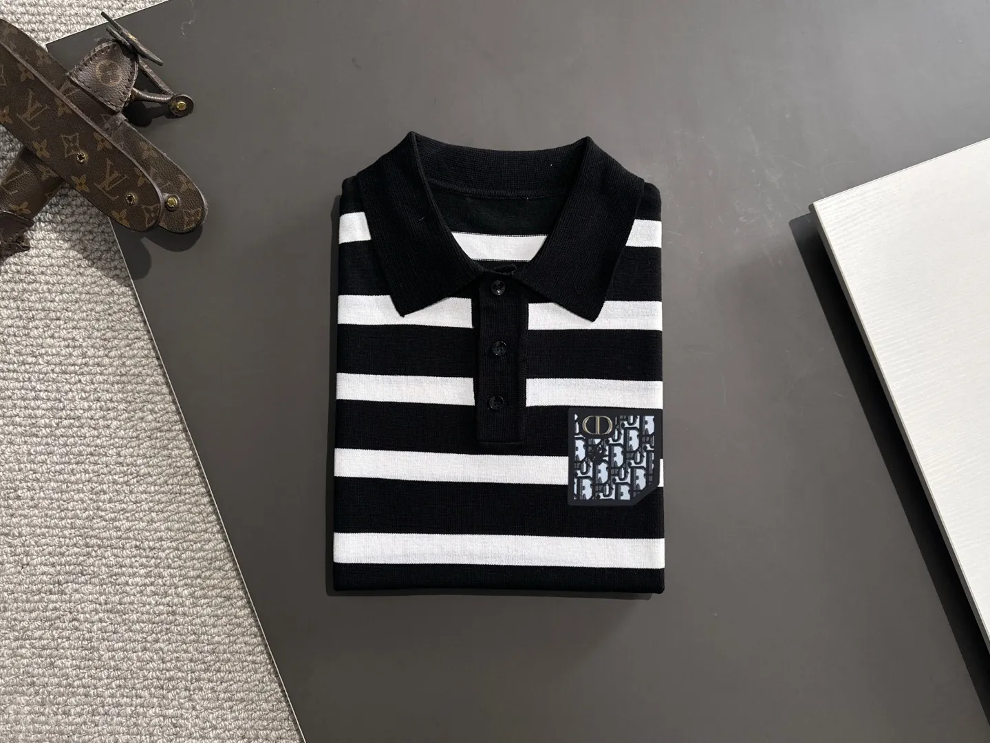 🅿️330 shipped next day. High quality Dior 2025 spring and summer new men's lapel short-sleeved T-shirt. Made of combed cotton yarn knitted cotton fabric. Pure cotton high-weight special yarn. It feels heavy when weighed. The upper body is also more textured than ordinary T-shirts. This texture can cope with the weather easily and is suitable for both hot and cold! The pattern on the chest adopts three-dimensional embroidery technology, and is perfectly produced stitch by stitch with reference to the original version! Loose fit design, looks noble. Size: M to XXXL