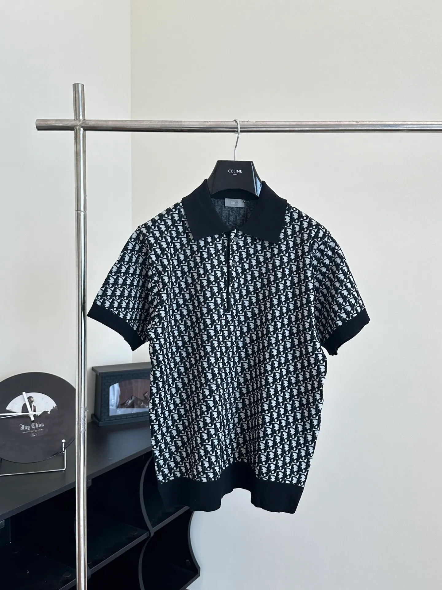 🅿️420 Dio/Dior 24 new oblique full-print jacquard knitted polo shirt Size: XS/S/M/L This knitted polo shirt is decorated with classic oblique printing. Crafted from white, blue and brown cotton jacquard, it has a straight fit and is enhanced with button fastening and ribbed details. Can be matched with various styles to show your personality.