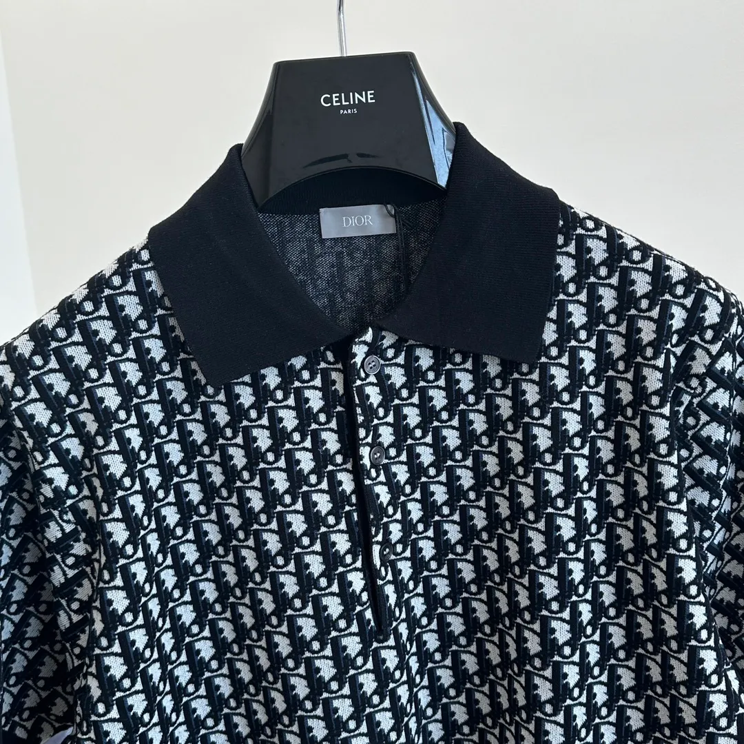 🅿️420 Dio/Dior 24 new oblique full-print jacquard knitted polo shirt Size: XS/S/M/L This knitted polo shirt is decorated with classic oblique printing. Crafted from white, blue and brown cotton jacquard, it has a straight fit and is enhanced with button fastening and ribbed details. Can be matched with various styles to show your personality.