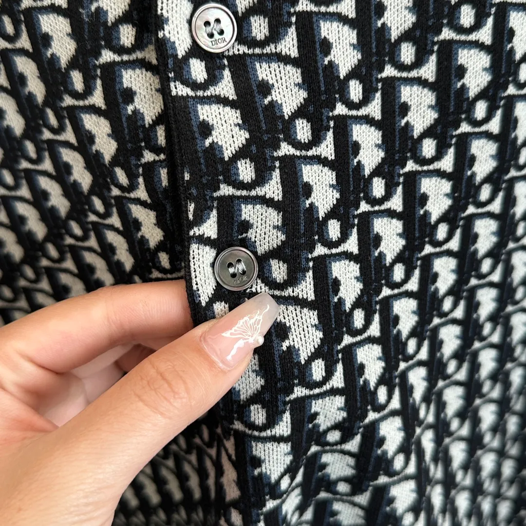 🅿️420 Dio/Dior 24 new oblique full-print jacquard knitted polo shirt Size: XS/S/M/L This knitted polo shirt is decorated with classic oblique printing. Crafted from white, blue and brown cotton jacquard, it has a straight fit and is enhanced with button fastening and ribbed details. Can be matched with various styles to show your personality.