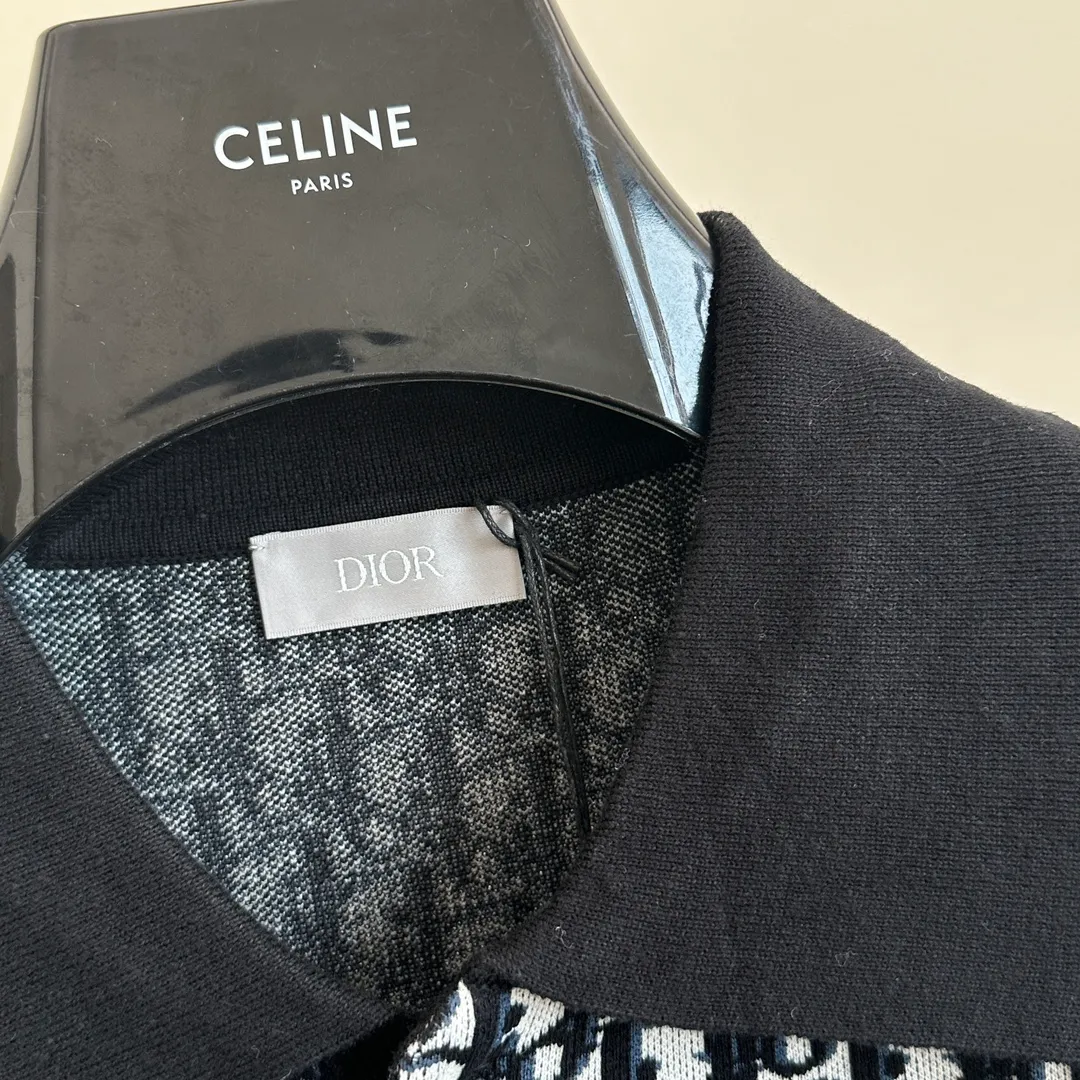 🅿️420 Dio/Dior 24 new oblique full-print jacquard knitted polo shirt Size: XS/S/M/L This knitted polo shirt is decorated with classic oblique printing. Crafted from white, blue and brown cotton jacquard, it has a straight fit and is enhanced with button fastening and ribbed details. Can be matched with various styles to show your personality.