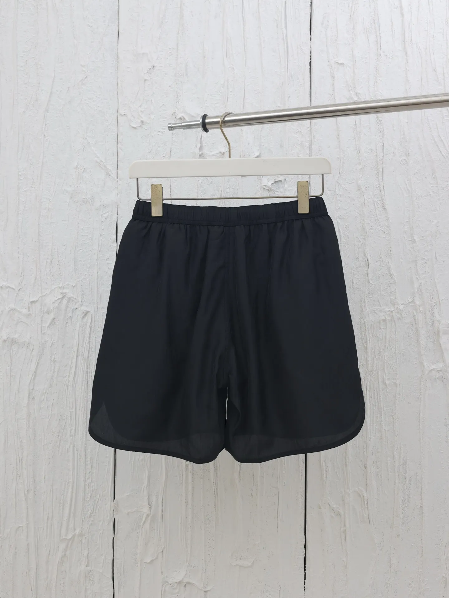 🅿️370 Dio*/Dior mulberry silk and cotton blended jacquard fabric Obliaue jacquard suit shorts This is from the 2024 beachwear limited series, highlighting the classic Oblique print. Carefully crafted from mulberry silk and cotton blended jacquard fabrics, it features a rounded hem design for a casual style. Wear with the matching pieces for a sophisticated summer look.  Size：S/M/L/XL