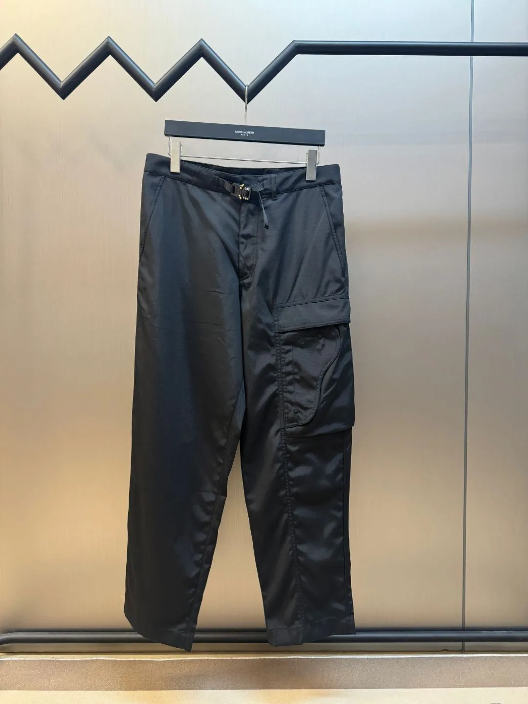 🅿️560 Dior metal buckle web trousers are made of small pique nylon fabric, customized with exclusive warp pulling on the beam to make a jacquard pan head, high-speed rapier weaving, matching 60s twill imitation Tencel cotton lining, and custom-made waistband hardware locks. The parts are hand-sprayed with glossy black paint, laser engraved with letters, side pockets with CD lettering and lacquered snap buttons, silicone stamp on the rear panel, scanned the original version and made three template corrections, 3D printed and molded in one step size: 44.46.48.50