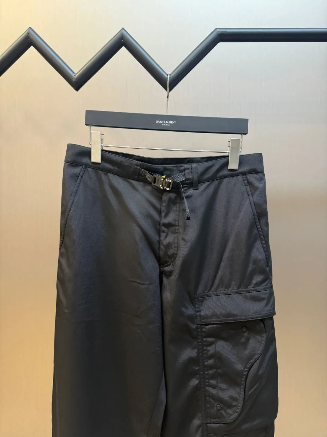 🅿️560 Dior metal buckle web trousers are made of small pique nylon fabric, customized with exclusive warp pulling on the beam to make a jacquard pan head, high-speed rapier weaving, matching 60s twill imitation Tencel cotton lining, and custom-made waistband hardware locks. The parts are hand-sprayed with glossy black paint, laser engraved with letters, side pockets with CD lettering and lacquered snap buttons, silicone stamp on the rear panel, scanned the original version and made three template corrections, 3D printed and molded in one step size: 44.46.48.50