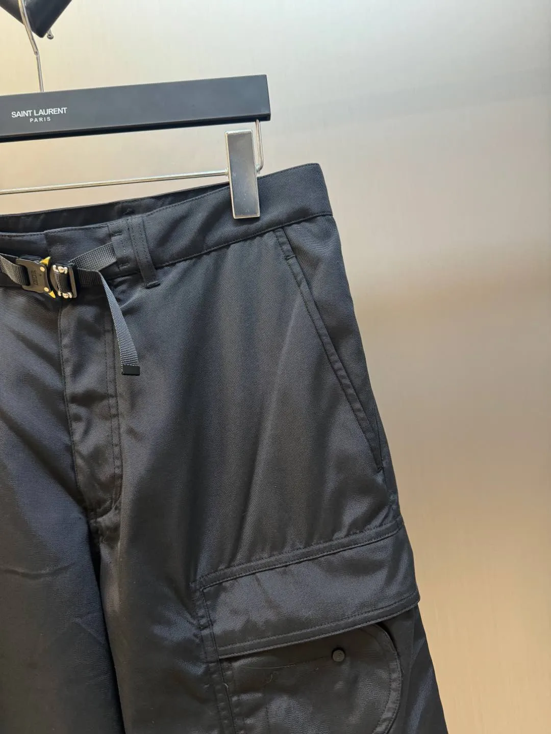 🅿️560 Dior metal buckle web trousers are made of small pique nylon fabric, customized with exclusive warp pulling on the beam to make a jacquard pan head, high-speed rapier weaving, matching 60s twill imitation Tencel cotton lining, and custom-made waistband hardware locks. The parts are hand-sprayed with glossy black paint, laser engraved with letters, side pockets with CD lettering and lacquered snap buttons, silicone stamp on the rear panel, scanned the original version and made three template corrections, 3D printed and molded in one step size: 44.46.48.50
