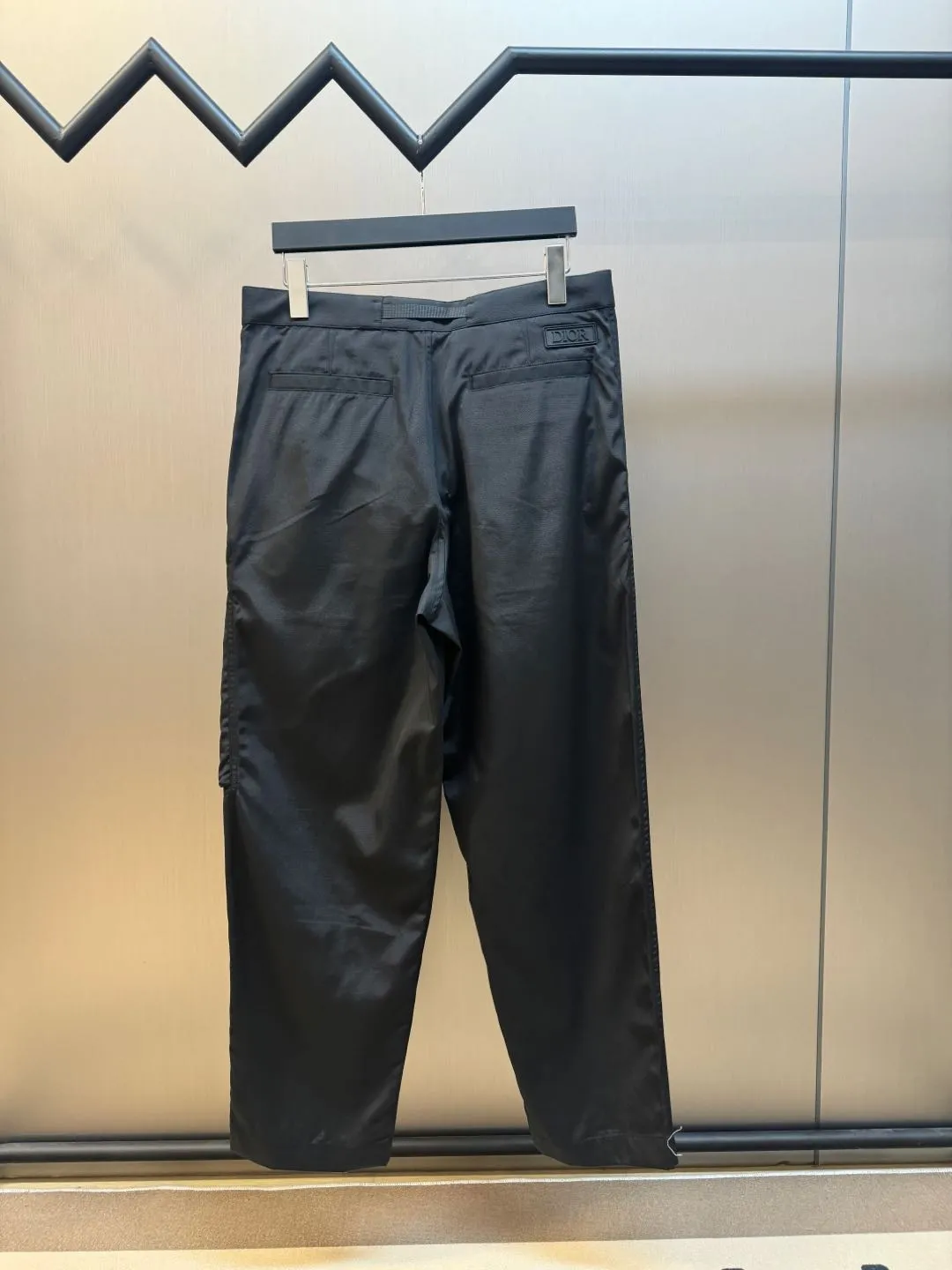🅿️560 Dior metal buckle web trousers are made of small pique nylon fabric, customized with exclusive warp pulling on the beam to make a jacquard pan head, high-speed rapier weaving, matching 60s twill imitation Tencel cotton lining, and custom-made waistband hardware locks. The parts are hand-sprayed with glossy black paint, laser engraved with letters, side pockets with CD lettering and lacquered snap buttons, silicone stamp on the rear panel, scanned the original version and made three template corrections, 3D printed and molded in one step size: 44.46.48.50