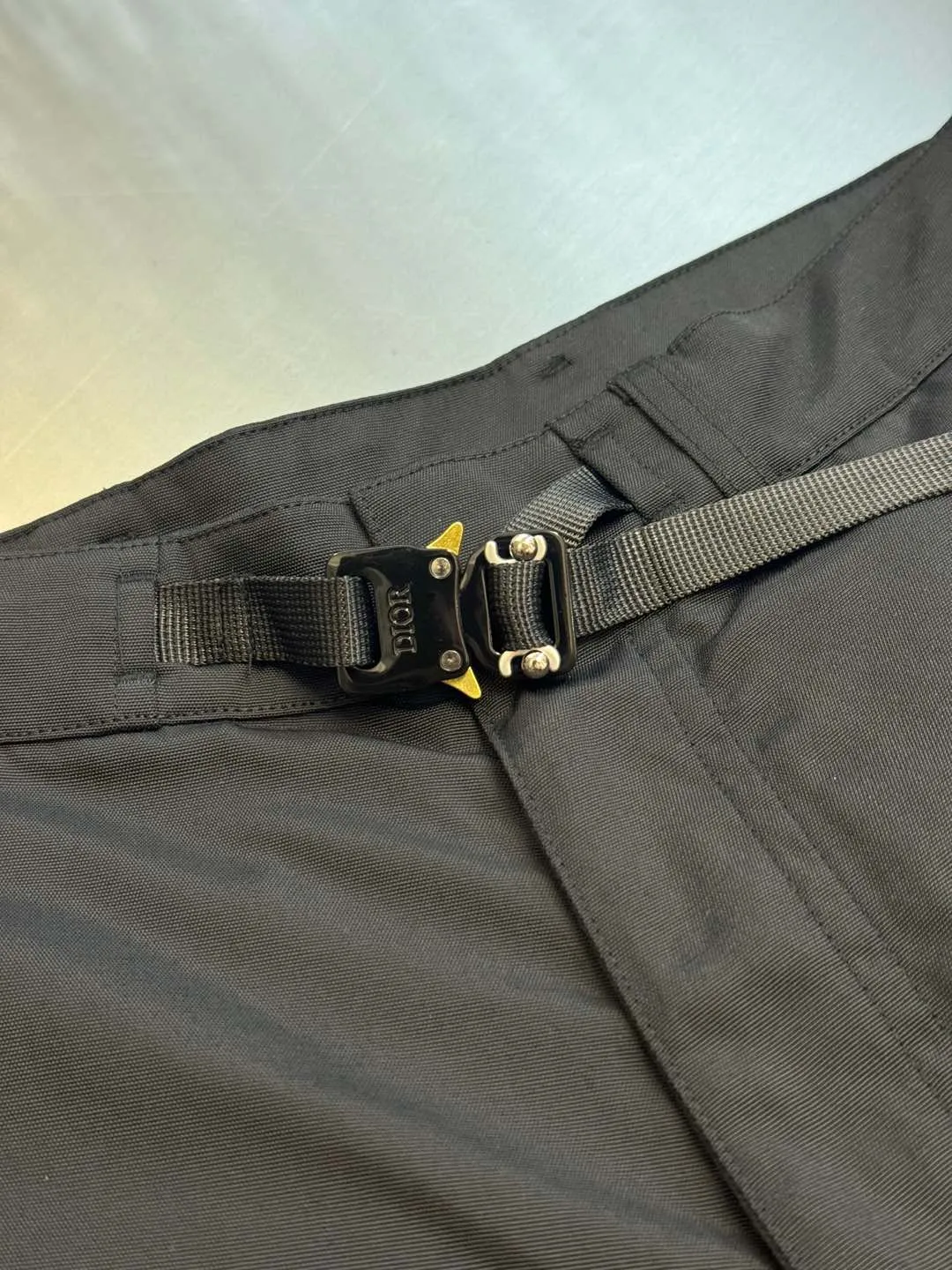 🅿️560 Dior metal buckle web trousers are made of small pique nylon fabric, customized with exclusive warp pulling on the beam to make a jacquard pan head, high-speed rapier weaving, matching 60s twill imitation Tencel cotton lining, and custom-made waistband hardware locks. The parts are hand-sprayed with glossy black paint, laser engraved with letters, side pockets with CD lettering and lacquered snap buttons, silicone stamp on the rear panel, scanned the original version and made three template corrections, 3D printed and molded in one step size: 44.46.48.50