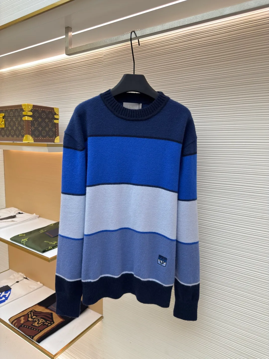 Dior Diamond patch color sweater ●Original version: Purchased and developed for 21000 ●Item number: 1680729-B00 ●Fabric: Wool blended fabric ●Technology: Washed embroidery production ●Version: Fitted version ●Weight: about 465 grams ●Size: S-M-L-XL ●Description: Custom-woven blue rhyme cashmere cotton blend, delicate and soft, crisp texture, comfortable and skin-friendly, using blue rhyme as the source of inspiration A variety of blue layers are exquisitely intertwined, just like a palette carefully prepared by a painter. Each touch of blue contains unique emotion and charm. The Dior Diamond patch is inlaid on the sweater. It outlines the classic logo of the Dior brand with simple and tense lines. Every strand of fiber contains luxury and nobility. An unparalleled visual feast. Unlocking a new fashion realm, it is made of jacquard tissue imported from Germany. Precisely control the arrangement and interweaving of yarns and carefully interweave on the loom. Forming a color-blocking silhouette, using imported machine embroidery technology, advanced computer control systems and precision mechanical components are used to achieve Dior patch embroidery operations with high precision, smooth and delicate lines, and the garment washing water is softened and deodorized using professional washing equipment and specific detergents to deeply clean and deodorize the clothes to improve the feel and appearance of the clothes. The overall wiring is straight and delicate, the fabric is comfortable and soft, and the color is consistent without color difference. It can be matched with the same style to create a fashionable look and control various occasions. Customized accessories, complete with three standards, same style for men and women!