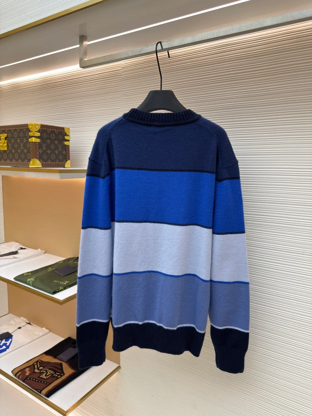 Dior Diamond patch color sweater ●Original version: Purchased and developed for 21000 ●Item number: 1680729-B00 ●Fabric: Wool blended fabric ●Technology: Washed embroidery production ●Version: Fitted version ●Weight: about 465 grams ●Size: S-M-L-XL ●Description: Custom-woven blue rhyme cashmere cotton blend, delicate and soft, crisp texture, comfortable and skin-friendly, using blue rhyme as the source of inspiration A variety of blue layers are exquisitely intertwined, just like a palette carefully prepared by a painter. Each touch of blue contains unique emotion and charm. The Dior Diamond patch is inlaid on the sweater. It outlines the classic logo of the Dior brand with simple and tense lines. Every strand of fiber contains luxury and nobility. An unparalleled visual feast. Unlocking a new fashion realm, it is made of jacquard tissue imported from Germany. Precisely control the arrangement and interweaving of yarns and carefully interweave on the loom. Forming a color-blocking silhouette, using imported machine embroidery technology, advanced computer control systems and precision mechanical components are used to achieve Dior patch embroidery operations with high precision, smooth and delicate lines, and the garment washing water is softened and deodorized using professional washing equipment and specific detergents to deeply clean and deodorize the clothes to improve the feel and appearance of the clothes. The overall wiring is straight and delicate, the fabric is comfortable and soft, and the color is consistent without color difference. It can be matched with the same style to create a fashionable look and control various occasions. Customized accessories, complete with three standards, same style for men and women!