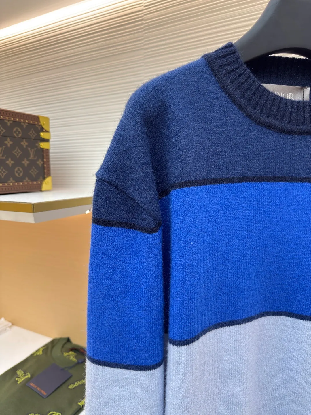 Dior Diamond patch color sweater ●Original version: Purchased and developed for 21000 ●Item number: 1680729-B00 ●Fabric: Wool blended fabric ●Technology: Washed embroidery production ●Version: Fitted version ●Weight: about 465 grams ●Size: S-M-L-XL ●Description: Custom-woven blue rhyme cashmere cotton blend, delicate and soft, crisp texture, comfortable and skin-friendly, using blue rhyme as the source of inspiration A variety of blue layers are exquisitely intertwined, just like a palette carefully prepared by a painter. Each touch of blue contains unique emotion and charm. The Dior Diamond patch is inlaid on the sweater. It outlines the classic logo of the Dior brand with simple and tense lines. Every strand of fiber contains luxury and nobility. An unparalleled visual feast. Unlocking a new fashion realm, it is made of jacquard tissue imported from Germany. Precisely control the arrangement and interweaving of yarns and carefully interweave on the loom. Forming a color-blocking silhouette, using imported machine embroidery technology, advanced computer control systems and precision mechanical components are used to achieve Dior patch embroidery operations with high precision, smooth and delicate lines, and the garment washing water is softened and deodorized using professional washing equipment and specific detergents to deeply clean and deodorize the clothes to improve the feel and appearance of the clothes. The overall wiring is straight and delicate, the fabric is comfortable and soft, and the color is consistent without color difference. It can be matched with the same style to create a fashionable look and control various occasions. Customized accessories, complete with three standards, same style for men and women!