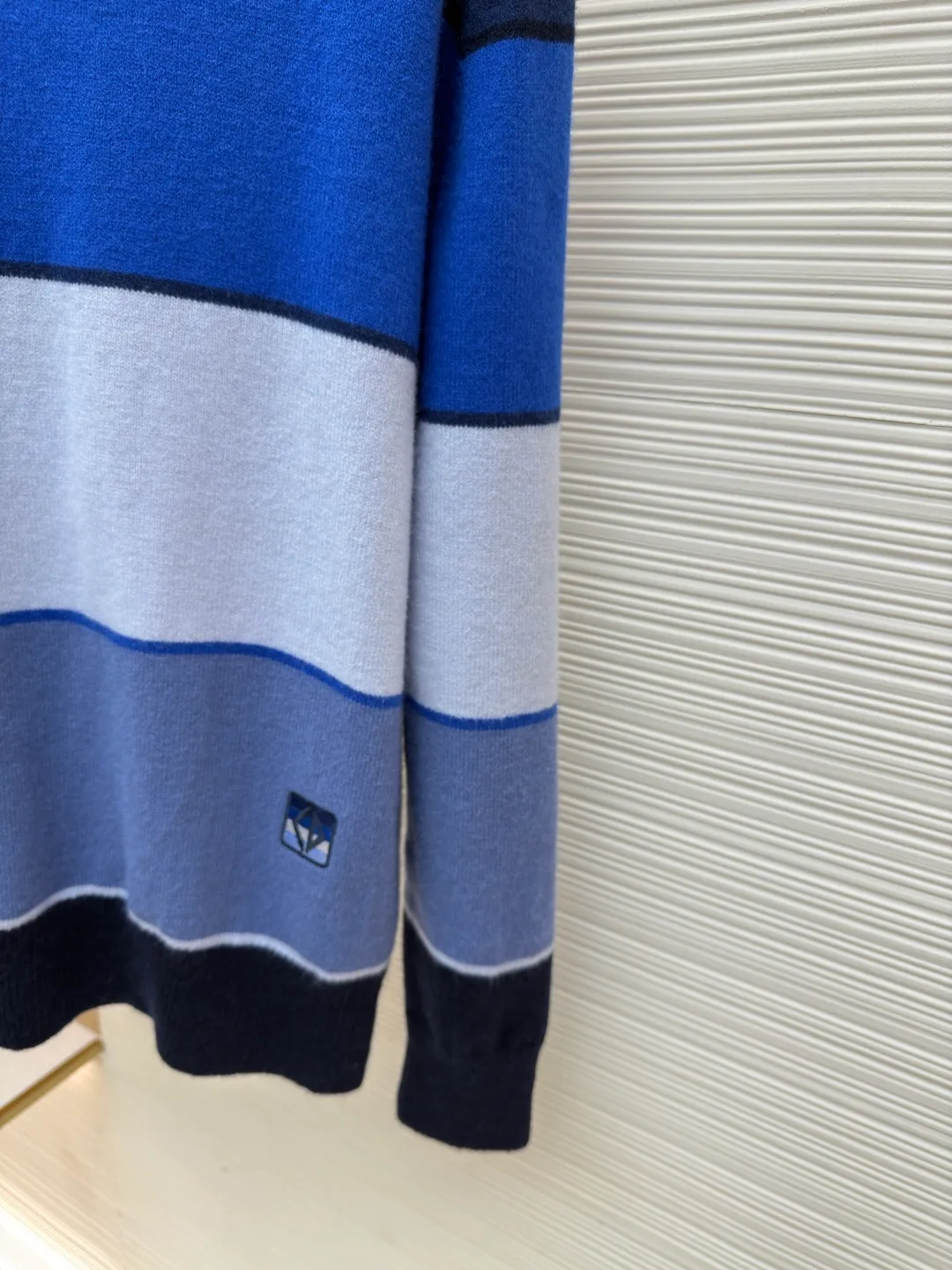 Dior Diamond patch color sweater ●Original version: Purchased and developed for 21000 ●Item number: 1680729-B00 ●Fabric: Wool blended fabric ●Technology: Washed embroidery production ●Version: Fitted version ●Weight: about 465 grams ●Size: S-M-L-XL ●Description: Custom-woven blue rhyme cashmere cotton blend, delicate and soft, crisp texture, comfortable and skin-friendly, using blue rhyme as the source of inspiration A variety of blue layers are exquisitely intertwined, just like a palette carefully prepared by a painter. Each touch of blue contains unique emotion and charm. The Dior Diamond patch is inlaid on the sweater. It outlines the classic logo of the Dior brand with simple and tense lines. Every strand of fiber contains luxury and nobility. An unparalleled visual feast. Unlocking a new fashion realm, it is made of jacquard tissue imported from Germany. Precisely control the arrangement and interweaving of yarns and carefully interweave on the loom. Forming a color-blocking silhouette, using imported machine embroidery technology, advanced computer control systems and precision mechanical components are used to achieve Dior patch embroidery operations with high precision, smooth and delicate lines, and the garment washing water is softened and deodorized using professional washing equipment and specific detergents to deeply clean and deodorize the clothes to improve the feel and appearance of the clothes. The overall wiring is straight and delicate, the fabric is comfortable and soft, and the color is consistent without color difference. It can be matched with the same style to create a fashionable look and control various occasions. Customized accessories, complete with three standards, same style for men and women!