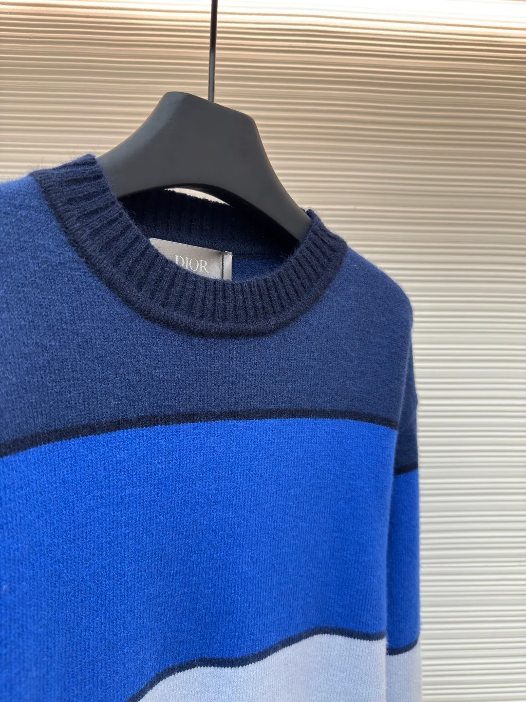 Dior Diamond patch color sweater ●Original version: Purchased and developed for 21000 ●Item number: 1680729-B00 ●Fabric: Wool blended fabric ●Technology: Washed embroidery production ●Version: Fitted version ●Weight: about 465 grams ●Size: S-M-L-XL ●Description: Custom-woven blue rhyme cashmere cotton blend, delicate and soft, crisp texture, comfortable and skin-friendly, using blue rhyme as the source of inspiration A variety of blue layers are exquisitely intertwined, just like a palette carefully prepared by a painter. Each touch of blue contains unique emotion and charm. The Dior Diamond patch is inlaid on the sweater. It outlines the classic logo of the Dior brand with simple and tense lines. Every strand of fiber contains luxury and nobility. An unparalleled visual feast. Unlocking a new fashion realm, it is made of jacquard tissue imported from Germany. Precisely control the arrangement and interweaving of yarns and carefully interweave on the loom. Forming a color-blocking silhouette, using imported machine embroidery technology, advanced computer control systems and precision mechanical components are used to achieve Dior patch embroidery operations with high precision, smooth and delicate lines, and the garment washing water is softened and deodorized using professional washing equipment and specific detergents to deeply clean and deodorize the clothes to improve the feel and appearance of the clothes. The overall wiring is straight and delicate, the fabric is comfortable and soft, and the color is consistent without color difference. It can be matched with the same style to create a fashionable look and control various occasions. Customized accessories, complete with three standards, same style for men and women!