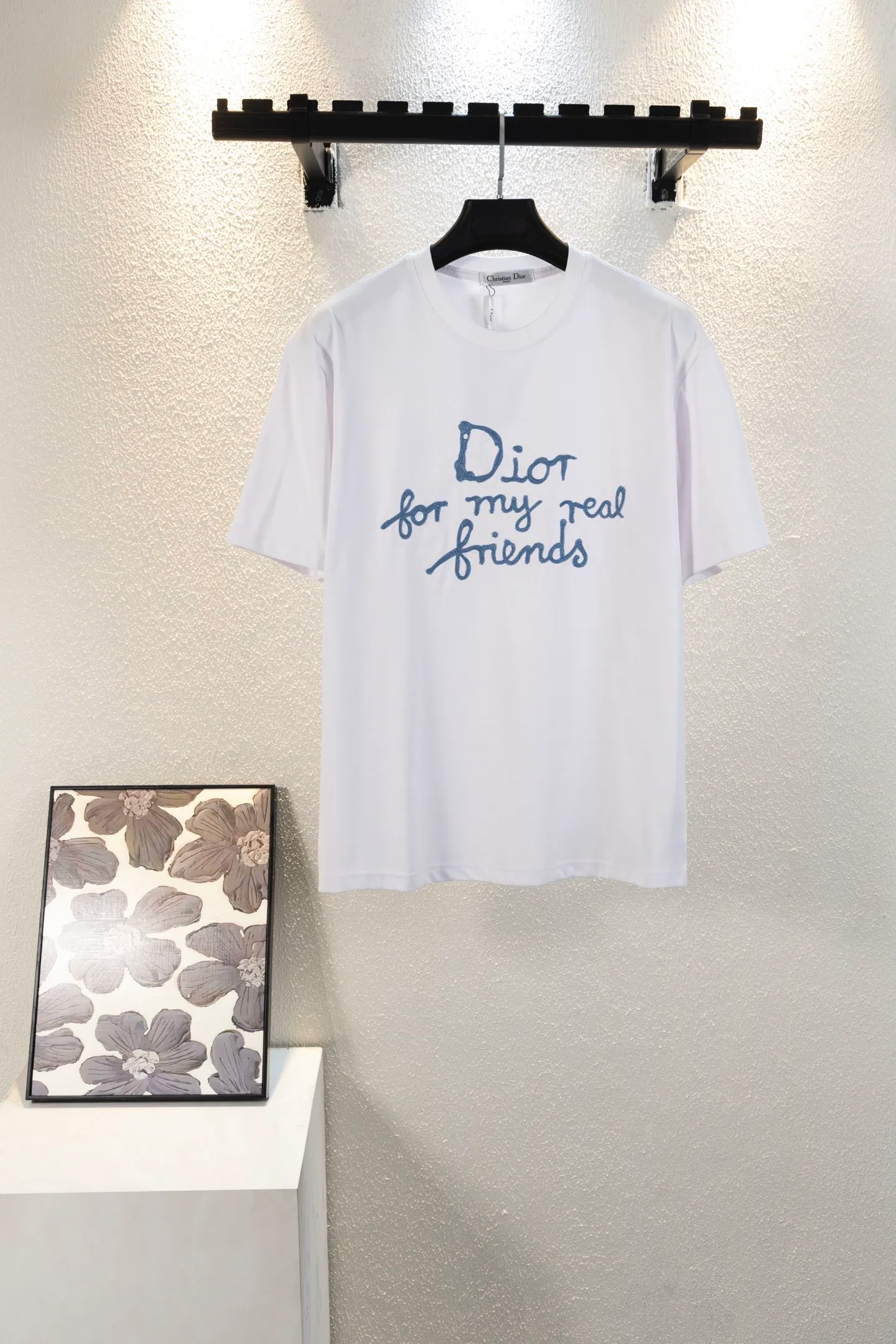 🅿️180 version embroidery style number k8040 DIOR Dior embroidered letters‼ ️Short-sleeved T-shirt® is the same as the official website *Customized 280g cotton fabric, soft, skin-friendly and comfortable *CD letter logo embroidered on the front *A very simple and elegant one that is unparalleled in terms of upper body comfort, interpreting your luxury and taste, and creating your fashionable charm. ⚠️Washing method: It is recommended to dry clean or wrap the reverse side in a laundry bag and machine wash it quickly in cold water and let it dry naturally! ⚠️Same style for men and women 𝐂𝐎𝐋𝐎𝐔𝐑: white black 𝐒𝐈𝐙𝐄 XS S M L