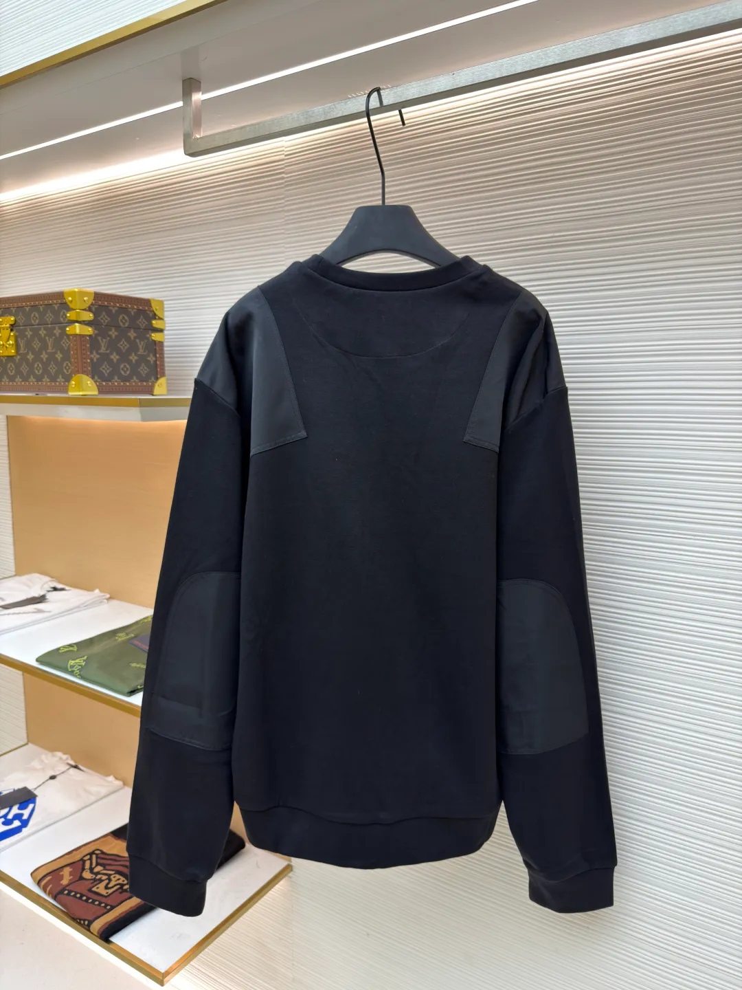 Prada triangle logo nylon sweatshirt ●Original version: Purchased and developed for 14100 ●Item number: 1680849-A45 ●Fabric: nylon woven fabric ●Technology: washed production ●Version: fitted version ●Weight: about 705 grams ●Size: S-M-L-XL ●Description: Customized 330 Clandy double-sided and nylon woven fabric, soft and delicate, comfortable and close to the skin, iconic enameled triangle metal logo embellishments on the front Integrated with Re-Nylon nylon fabric for sublimation, the drape created by nylon and the exquisite small pocket design highlight quality and style, revealing a flexible and relaxed beauty. It is a picture of walking in the city, weaving a symphony of dreams and reality. The imported special machine is used to position the "Prada triangle mark" with infrared rays for more accurate positioning. The strong-knot fabrics have been washed and have a better hand feel and texture. It is not easy to deform, not easy to shrink, not easy to fade, and maintains long-term beauty. The overall wiring is straight and delicate, the fabric is comfortable and soft, and the color is consistent without color difference. It can be matched with the same style to create a fashionable look and control various occasions. Customized accessories, complete with three standards, same style for men and women!