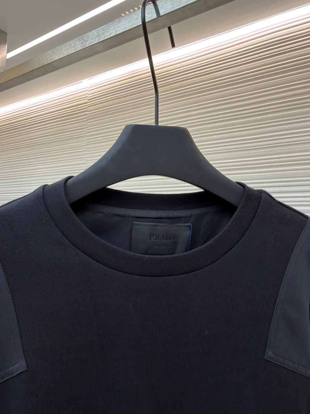 Prada triangle logo nylon sweatshirt ●Original version: Purchased and developed for 14100 ●Item number: 1680849-A45 ●Fabric: nylon woven fabric ●Technology: washed production ●Version: fitted version ●Weight: about 705 grams ●Size: S-M-L-XL ●Description: Customized 330 Clandy double-sided and nylon woven fabric, soft and delicate, comfortable and close to the skin, iconic enameled triangle metal logo embellishments on the front Integrated with Re-Nylon nylon fabric for sublimation, the drape created by nylon and the exquisite small pocket design highlight quality and style, revealing a flexible and relaxed beauty. It is a picture of walking in the city, weaving a symphony of dreams and reality. The imported special machine is used to position the "Prada triangle mark" with infrared rays for more accurate positioning. The strong-knot fabrics have been washed and have a better hand feel and texture. It is not easy to deform, not easy to shrink, not easy to fade, and maintains long-term beauty. The overall wiring is straight and delicate, the fabric is comfortable and soft, and the color is consistent without color difference. It can be matched with the same style to create a fashionable look and control various occasions. Customized accessories, complete with three standards, same style for men and women!