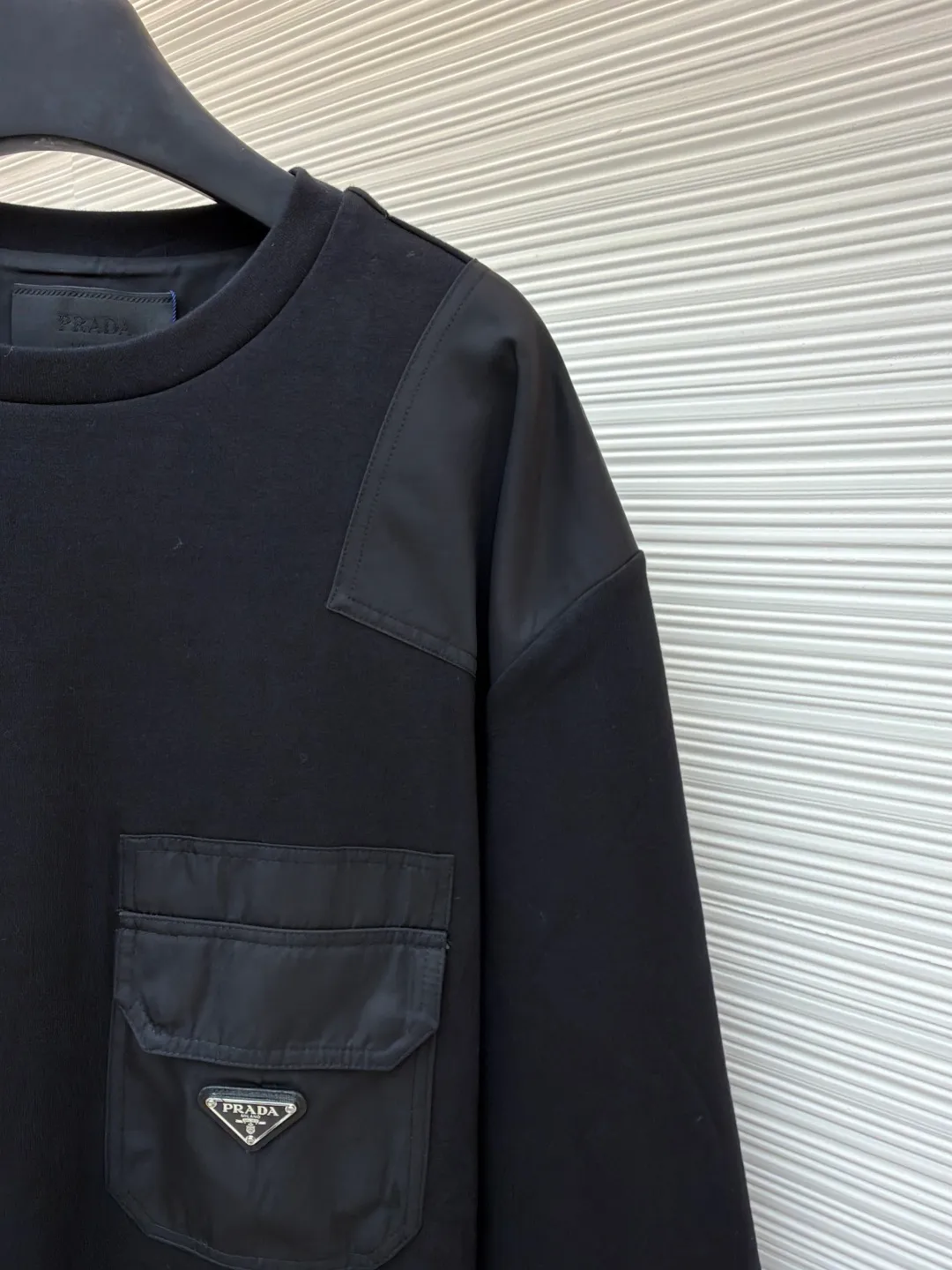 Prada triangle logo nylon sweatshirt ●Original version: Purchased and developed for 14100 ●Item number: 1680849-A45 ●Fabric: nylon woven fabric ●Technology: washed production ●Version: fitted version ●Weight: about 705 grams ●Size: S-M-L-XL ●Description: Customized 330 Clandy double-sided and nylon woven fabric, soft and delicate, comfortable and close to the skin, iconic enameled triangle metal logo embellishments on the front Integrated with Re-Nylon nylon fabric for sublimation, the drape created by nylon and the exquisite small pocket design highlight quality and style, revealing a flexible and relaxed beauty. It is a picture of walking in the city, weaving a symphony of dreams and reality. The imported special machine is used to position the "Prada triangle mark" with infrared rays for more accurate positioning. The strong-knot fabrics have been washed and have a better hand feel and texture. It is not easy to deform, not easy to shrink, not easy to fade, and maintains long-term beauty. The overall wiring is straight and delicate, the fabric is comfortable and soft, and the color is consistent without color difference. It can be matched with the same style to create a fashionable look and control various occasions. Customized accessories, complete with three standards, same style for men and women!