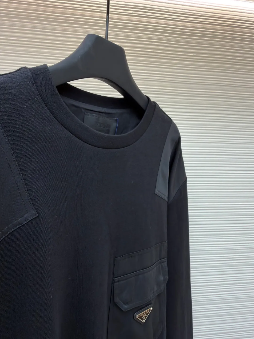 Prada triangle logo nylon sweatshirt ●Original version: Purchased and developed for 14100 ●Item number: 1680849-A45 ●Fabric: nylon woven fabric ●Technology: washed production ●Version: fitted version ●Weight: about 705 grams ●Size: S-M-L-XL ●Description: Customized 330 Clandy double-sided and nylon woven fabric, soft and delicate, comfortable and close to the skin, iconic enameled triangle metal logo embellishments on the front Integrated with Re-Nylon nylon fabric for sublimation, the drape created by nylon and the exquisite small pocket design highlight quality and style, revealing a flexible and relaxed beauty. It is a picture of walking in the city, weaving a symphony of dreams and reality. The imported special machine is used to position the "Prada triangle mark" with infrared rays for more accurate positioning. The strong-knot fabrics have been washed and have a better hand feel and texture. It is not easy to deform, not easy to shrink, not easy to fade, and maintains long-term beauty. The overall wiring is straight and delicate, the fabric is comfortable and soft, and the color is consistent without color difference. It can be matched with the same style to create a fashionable look and control various occasions. Customized accessories, complete with three standards, same style for men and women!