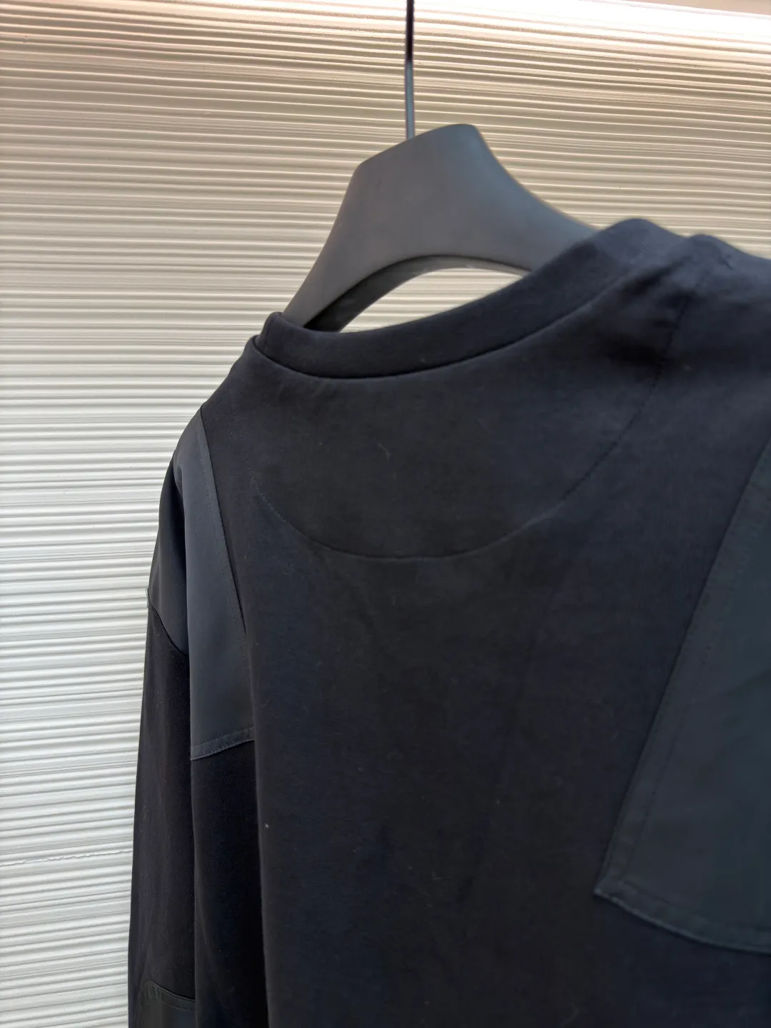 Prada triangle logo nylon sweatshirt ●Original version: Purchased and developed for 14100 ●Item number: 1680849-A45 ●Fabric: nylon woven fabric ●Technology: washed production ●Version: fitted version ●Weight: about 705 grams ●Size: S-M-L-XL ●Description: Customized 330 Clandy double-sided and nylon woven fabric, soft and delicate, comfortable and close to the skin, iconic enameled triangle metal logo embellishments on the front Integrated with Re-Nylon nylon fabric for sublimation, the drape created by nylon and the exquisite small pocket design highlight quality and style, revealing a flexible and relaxed beauty. It is a picture of walking in the city, weaving a symphony of dreams and reality. The imported special machine is used to position the "Prada triangle mark" with infrared rays for more accurate positioning. The strong-knot fabrics have been washed and have a better hand feel and texture. It is not easy to deform, not easy to shrink, not easy to fade, and maintains long-term beauty. The overall wiring is straight and delicate, the fabric is comfortable and soft, and the color is consistent without color difference. It can be matched with the same style to create a fashionable look and control various occasions. Customized accessories, complete with three standards, same style for men and women!