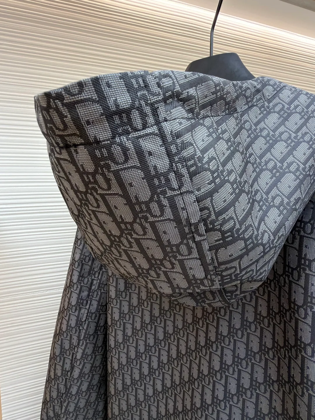 Dior Oblique full-width jacquard printed hooded jacket ●Original version: purchased and developed by 22785 ●Item number: 1681741-C45 ●Fabric: taffeta technical jacquard fabric ●Technology: printing production ●Color: gray ●Version: fitted version ●Weight: about 635 grams ●Size: S-M-L-XL ●Description: Carefully made of blue taffeta technical jacquard fabric, with front zipper closure, two flap pockets and two snap patch pockets, and a drawstring hood design for good protection. It is embellished with bee logo embroidery and can be matched with other Oblique printed items. The overall line is straight and delicate, the fabric is comfortable and soft, and the color is consistent without color difference. It can be matched with the same style to create a fashionable look and control various occasions. Customized accessories, complete with three labels, same style for men and women!