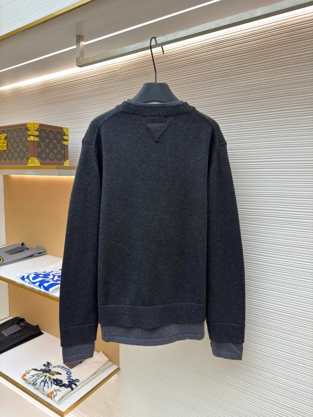 Prada round neck rib knitted cuffs and hem logo sweater ●Original version: Purchased and developed by 13114 ●Item number: 1682312-A90 ●Fabric: wool fabric ●Technology: knitted ●Color: gray ●Version: fitted version ●Weight: about 765 grams ●Size: S-M-L-XL ●Description: This Prada knitted round-neck top is woven with high-count blended wool yarn imported from Italy. It is treated with a double-ply yarn process to increase the yarn's toughness by 30%, while giving the fabric a delicate matte texture and a soft and skin-friendly touch. The main body of the garment uses a 12-needle four-flat knitting method and is designed with vertical rib texture, which not only ensures a stiff silhouette and is not easily deformed, but also allows for freedom of stretching while wearing. The neckline, cuffs and hem adopt reinforced ribbing technology, and the elastic closing is formed by precise jacquard using a computerized flat knitting machine, effectively preventing loose and curling edges. The brand metal nameplate is embedded in the side seam, which is hand-polished and then seamlessly sewn together. The splicing parts of the body are all made of concealed seam technology, making the overall lines simple and smooth. Every detail demonstrates the brand's exquisite clothing craftsmanship and strict quality control. The overall wiring is straight and delicate, the fabric is comfortable and soft, and the color is consistent without color difference. It can be matched with the same style to create a fashionable look and control various occasions. Customized accessories, complete with three standards, same style for men and women!