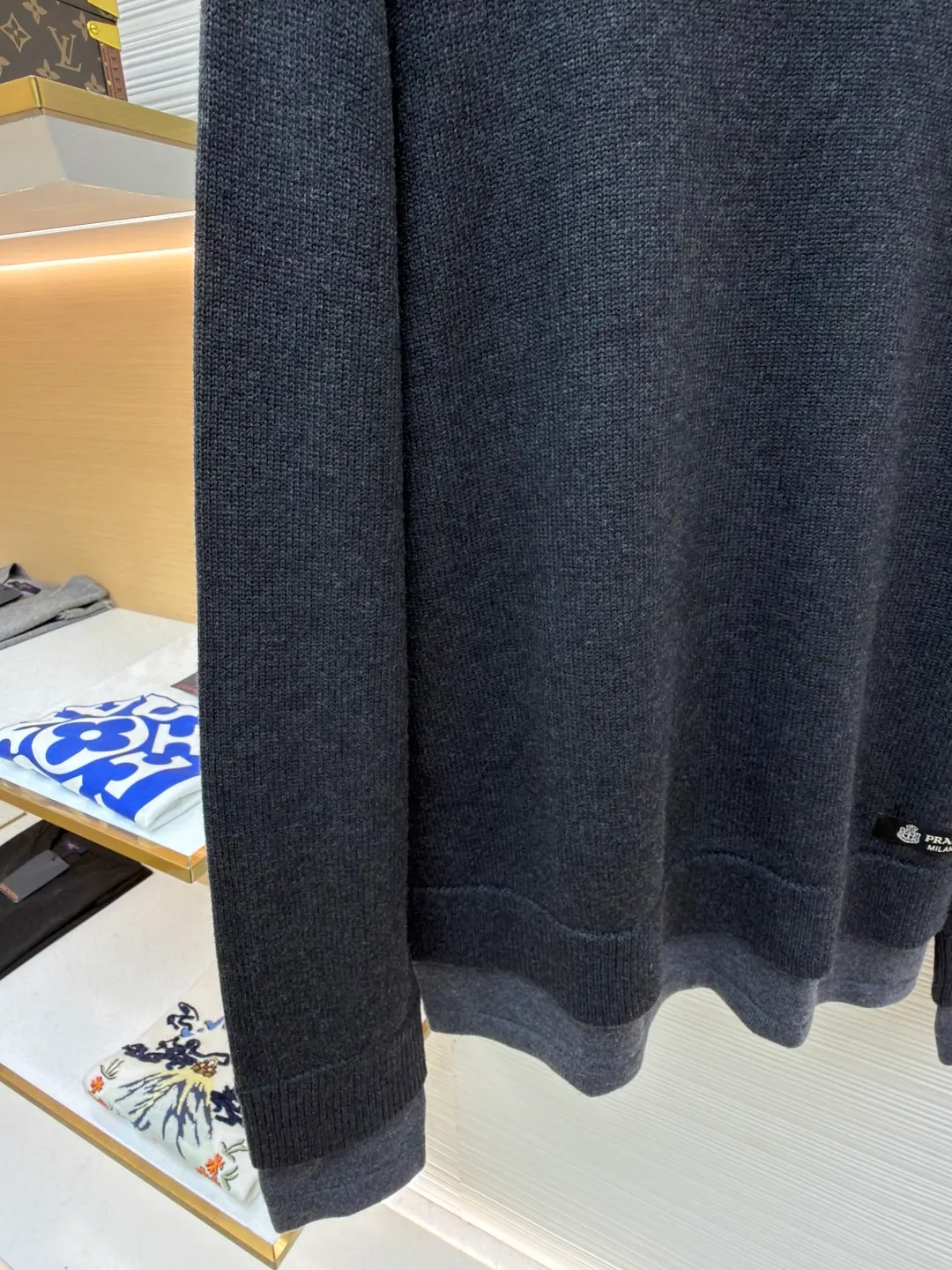 Prada round neck rib knitted cuffs and hem logo sweater ●Original version: Purchased and developed by 13114 ●Item number: 1682312-A90 ●Fabric: wool fabric ●Technology: knitted ●Color: gray ●Version: fitted version ●Weight: about 765 grams ●Size: S-M-L-XL ●Description: This Prada knitted round-neck top is woven with high-count blended wool yarn imported from Italy. It is treated with a double-ply yarn process to increase the yarn's toughness by 30%, while giving the fabric a delicate matte texture and a soft and skin-friendly touch. The main body of the garment uses a 12-needle four-flat knitting method and is designed with vertical rib texture, which not only ensures a stiff silhouette and is not easily deformed, but also allows for freedom of stretching while wearing. The neckline, cuffs and hem adopt reinforced ribbing technology, and the elastic closing is formed by precise jacquard using a computerized flat knitting machine, effectively preventing loose and curling edges. The brand metal nameplate is embedded in the side seam, which is hand-polished and then seamlessly sewn together. The splicing parts of the body are all made of concealed seam technology, making the overall lines simple and smooth. Every detail demonstrates the brand's exquisite clothing craftsmanship and strict quality control. The overall wiring is straight and delicate, the fabric is comfortable and soft, and the color is consistent without color difference. It can be matched with the same style to create a fashionable look and control various occasions. Customized accessories, complete with three standards, same style for men and women!