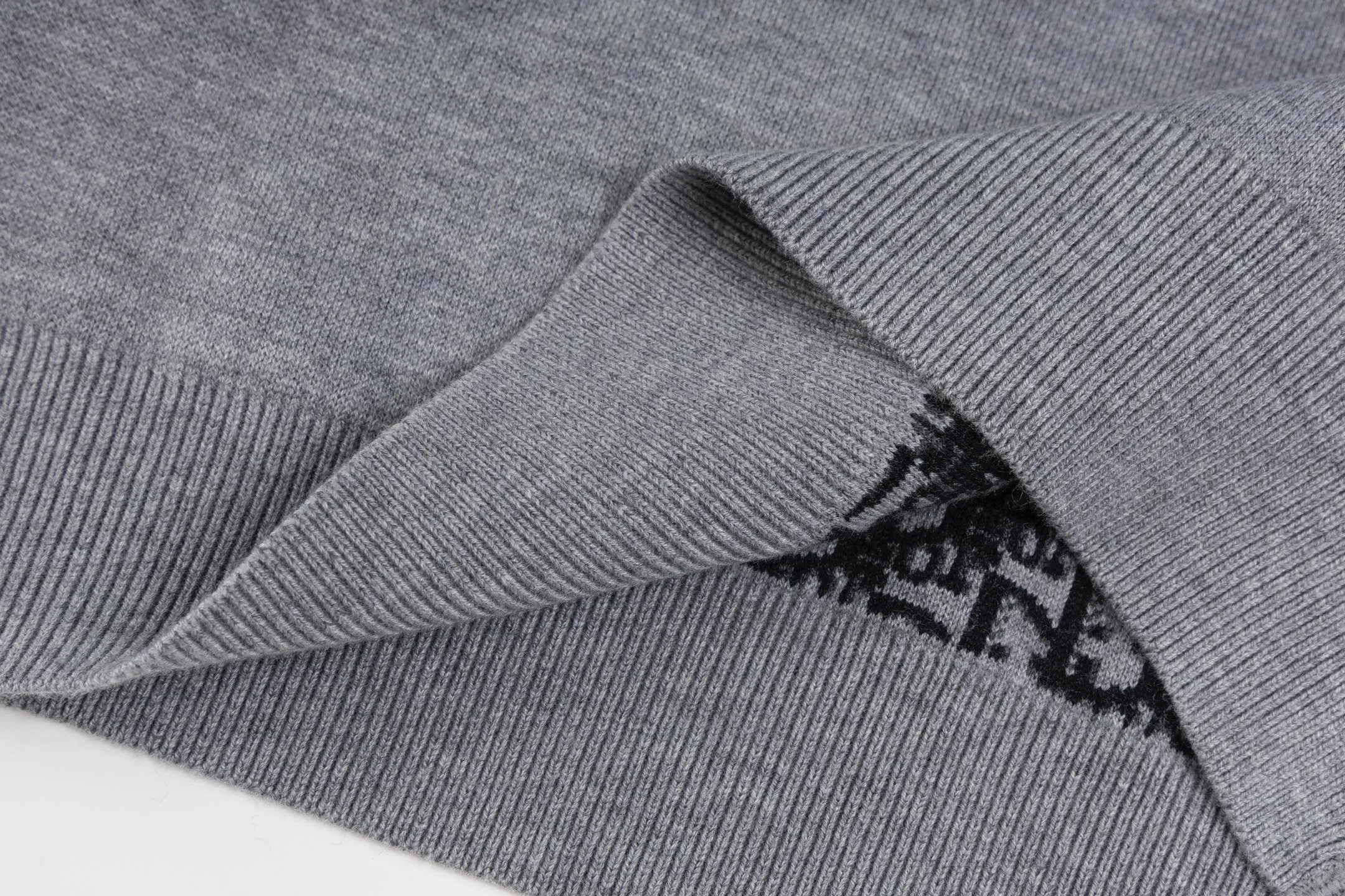 🅿️500 [Exclusive supply] CD 25FW presbyopic reversible cashmere crew neck sweater. The fabric is made of top-quality cashmere yarn. The new autumn and winter Oblique jacquard knitted cashmere sweater adopts a reversible design and is made of selected high-quality cashmere materials. After fine weaving process, it presents a soft and comfortable touch and excellent thermal insulation performance. The iconic Oblique jacquard pattern is perfectly presented through precision knitting technology. It can be worn on both sides, showing different style charms. The round neck design is simple and elegant, suitable for various matching occasions. Exquisite knitting technology ensures that the clothes are not easily deformed and remain crisp and long-lasting. The double-sided design concept reflects DIOR's perfect balance of practicality and fashion. Each sweater undergoes strict quality inspection to ensure that the quality meets the brand's consistently high standards. This knitted item combines warmth and style, making it an exquisite addition to your autumn and winter wardrobe. Size:S/M/L