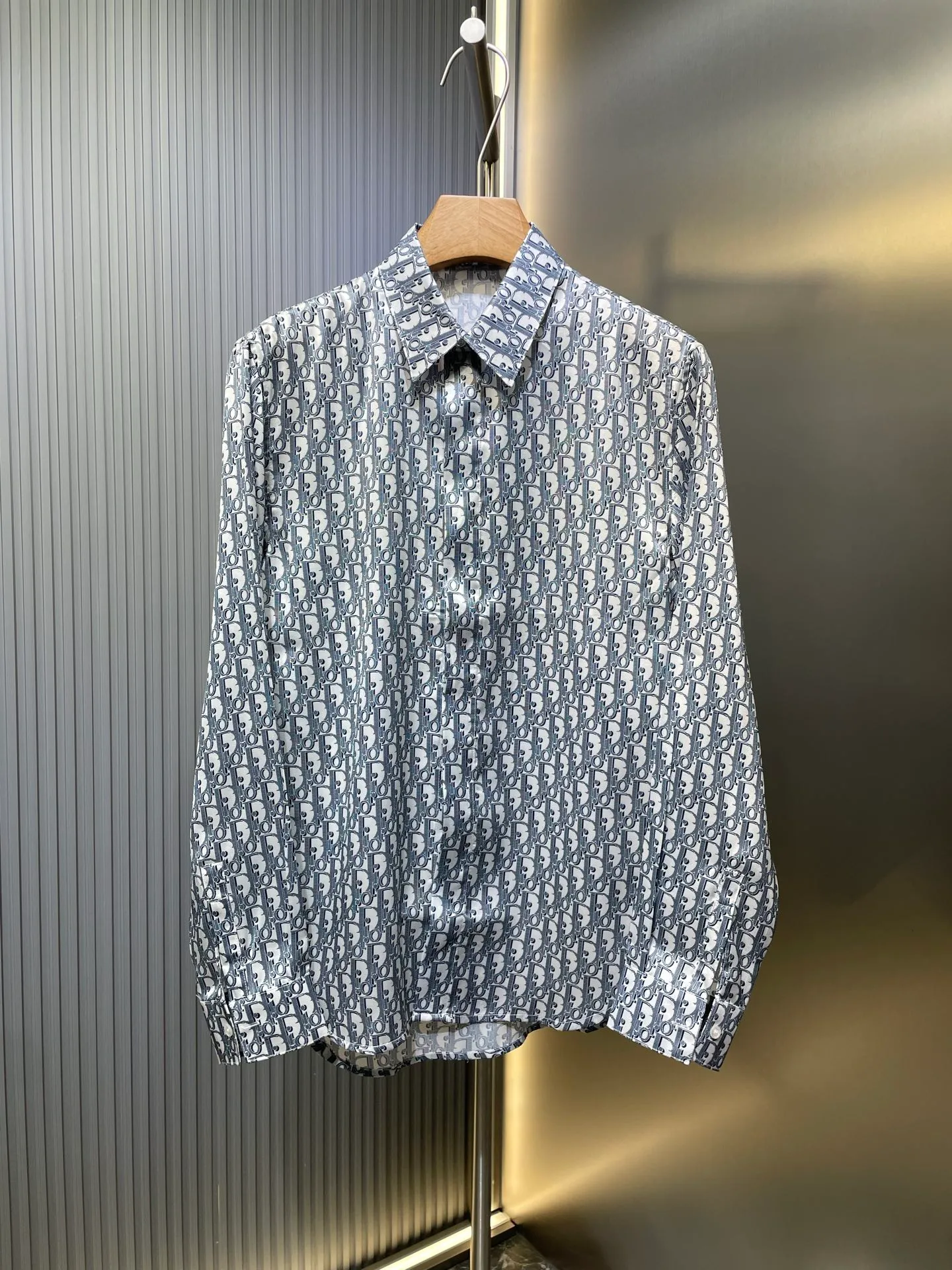 🅿️500 Dior Oblique 🌟【Top Replica】Full-printed shirts are made of custom-made polyester premium Huayun shirt material. It is refreshing and delicate, comfortable and close to the skin. The whole body is decorated with Oblique printing of the same tone and blends with the shirt. It is like nature. It flows on the skirt like art. It shows the noble temperament of the brand. It interprets fashion with color and highlights personality with taste. Process 1: Digital printing technology. Use digital pattern design. The pattern is directly printed on the fabric through an inkjet printer to achieve full-print Dior Oblique operation. The transition is natural and the pattern is clear. Process 2: A high-temperature drying machine is used for the ironing positions. High temperature and pressure are applied to the fabric through the synergy of the heating plate and the pressure roller to make the surface of the fabric smooth and crisp. It is wear-resistant and washable (specialized for export assembly line shirt factories, first-line brand quality). Process 3: The fabrics are sand-washed, with better hand feel and texture. Not easy to deform, not easy to shrink, not easy to fade. Maintain long-term beauty Accessories: Customized 1:1 Dior buttons Customized 1:1 Dior trademark Version: Loose version Size: 39 40 41 42 Style number: MM028-B30