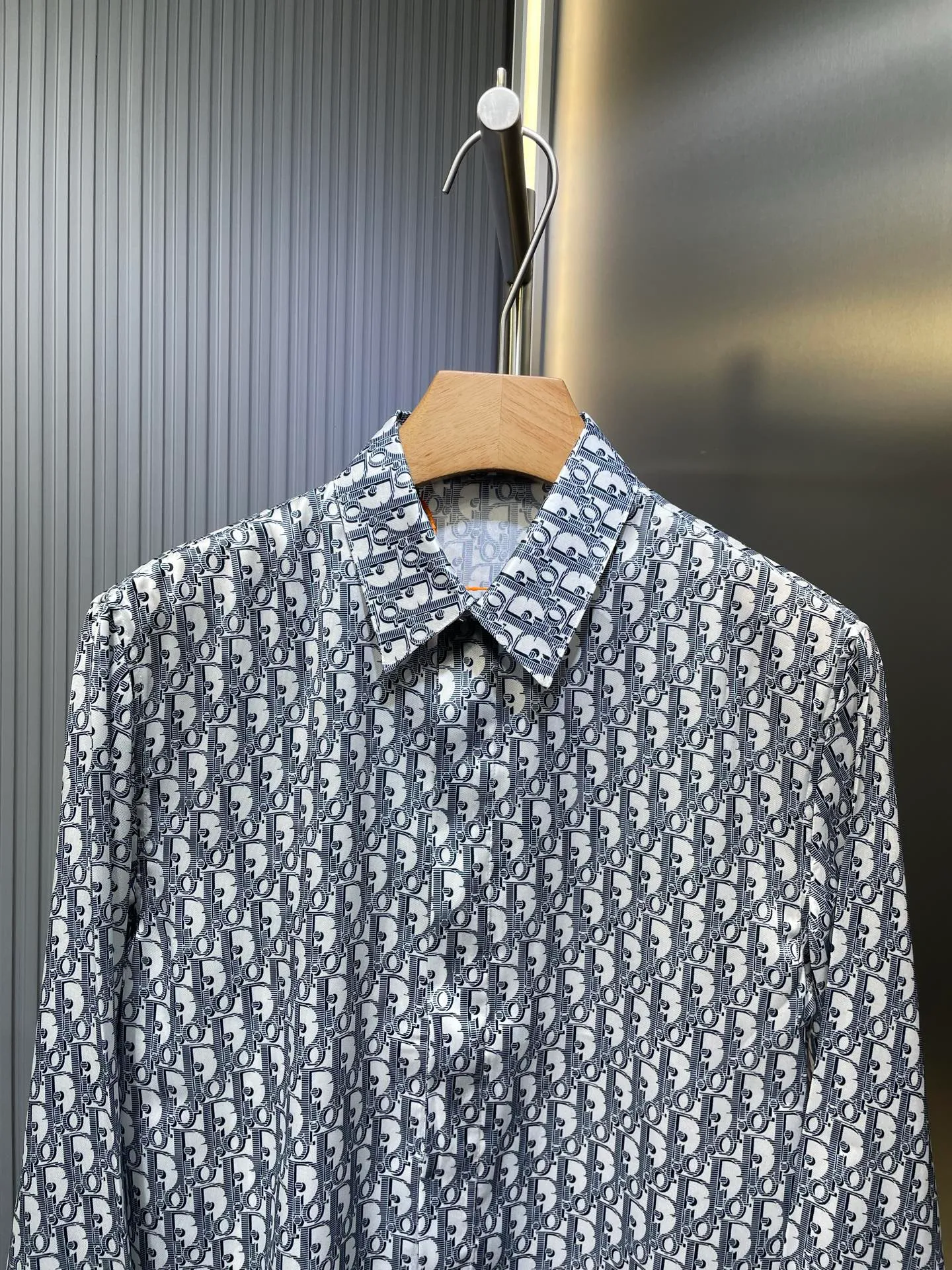 🅿️500 Dior Oblique 🌟【Top Replica】Full-printed shirts are made of custom-made polyester premium Huayun shirt material. It is refreshing and delicate, comfortable and close to the skin. The whole body is decorated with Oblique printing of the same tone and blends with the shirt. It is like nature. It flows on the skirt like art. It shows the noble temperament of the brand. It interprets fashion with color and highlights personality with taste. Process 1: Digital printing technology. Use digital pattern design. The pattern is directly printed on the fabric through an inkjet printer to achieve full-print Dior Oblique operation. The transition is natural and the pattern is clear. Process 2: A high-temperature drying machine is used for the ironing positions. High temperature and pressure are applied to the fabric through the synergy of the heating plate and the pressure roller to make the surface of the fabric smooth and crisp. It is wear-resistant and washable (specialized for export assembly line shirt factories, first-line brand quality). Process 3: The fabrics are sand-washed, with better hand feel and texture. Not easy to deform, not easy to shrink, not easy to fade. Maintain long-term beauty Accessories: Customized 1:1 Dior buttons Customized 1:1 Dior trademark Version: Loose version Size: 39 40 41 42 Style number: MM028-B30