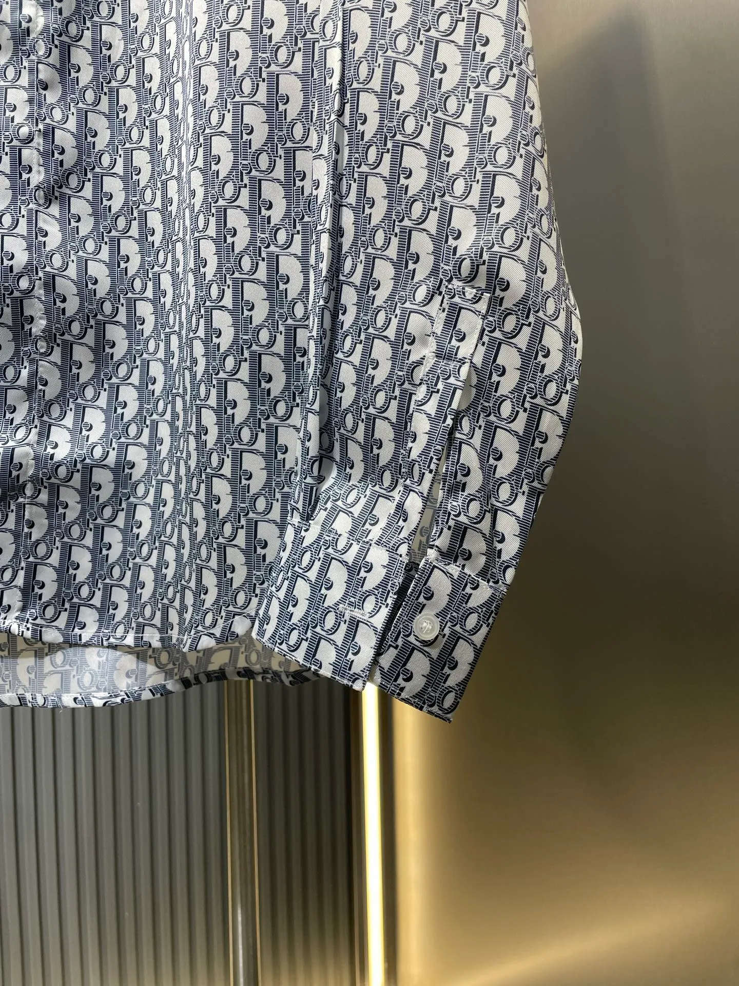 🅿️500 Dior Oblique 🌟【Top Replica】Full-printed shirts are made of custom-made polyester premium Huayun shirt material. It is refreshing and delicate, comfortable and close to the skin. The whole body is decorated with Oblique printing of the same tone and blends with the shirt. It is like nature. It flows on the skirt like art. It shows the noble temperament of the brand. It interprets fashion with color and highlights personality with taste. Process 1: Digital printing technology. Use digital pattern design. The pattern is directly printed on the fabric through an inkjet printer to achieve full-print Dior Oblique operation. The transition is natural and the pattern is clear. Process 2: A high-temperature drying machine is used for the ironing positions. High temperature and pressure are applied to the fabric through the synergy of the heating plate and the pressure roller to make the surface of the fabric smooth and crisp. It is wear-resistant and washable (specialized for export assembly line shirt factories, first-line brand quality). Process 3: The fabrics are sand-washed, with better hand feel and texture. Not easy to deform, not easy to shrink, not easy to fade. Maintain long-term beauty Accessories: Customized 1:1 Dior buttons Customized 1:1 Dior trademark Version: Loose version Size: 39 40 41 42 Style number: MM028-B30