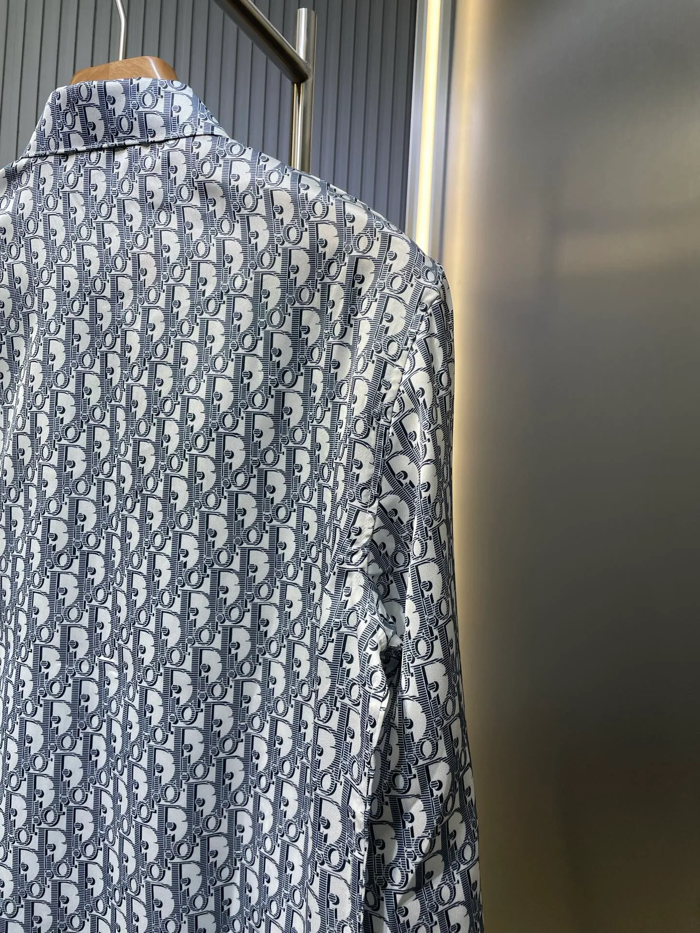 🅿️500 Dior Oblique 🌟【Top Replica】Full-printed shirts are made of custom-made polyester premium Huayun shirt material. It is refreshing and delicate, comfortable and close to the skin. The whole body is decorated with Oblique printing of the same tone and blends with the shirt. It is like nature. It flows on the skirt like art. It shows the noble temperament of the brand. It interprets fashion with color and highlights personality with taste. Process 1: Digital printing technology. Use digital pattern design. The pattern is directly printed on the fabric through an inkjet printer to achieve full-print Dior Oblique operation. The transition is natural and the pattern is clear. Process 2: A high-temperature drying machine is used for the ironing positions. High temperature and pressure are applied to the fabric through the synergy of the heating plate and the pressure roller to make the surface of the fabric smooth and crisp. It is wear-resistant and washable (specialized for export assembly line shirt factories, first-line brand quality). Process 3: The fabrics are sand-washed, with better hand feel and texture. Not easy to deform, not easy to shrink, not easy to fade. Maintain long-term beauty Accessories: Customized 1:1 Dior buttons Customized 1:1 Dior trademark Version: Loose version Size: 39 40 41 42 Style number: MM028-B30
