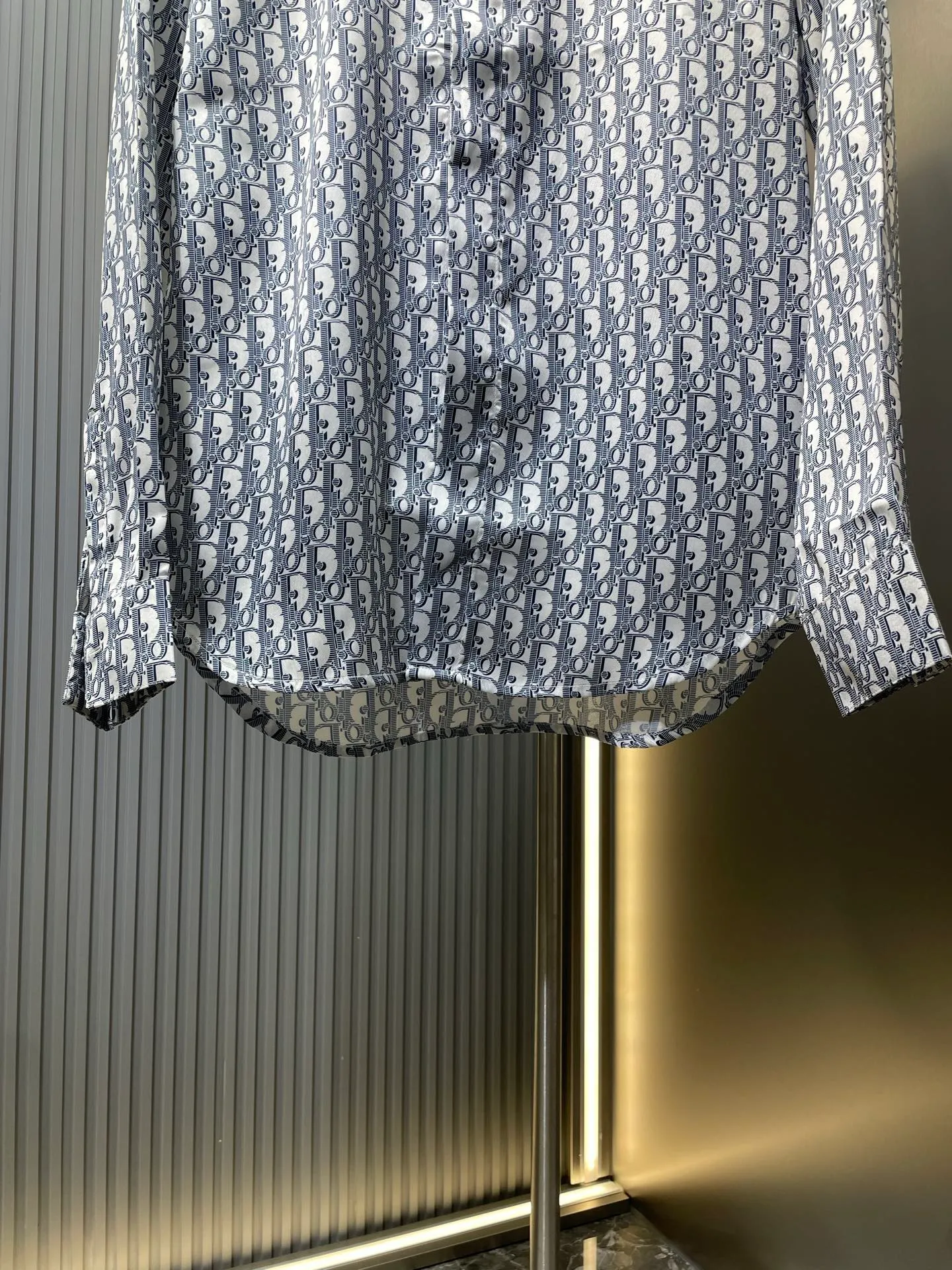 🅿️500 Dior Oblique 🌟【Top Replica】Full-printed shirts are made of custom-made polyester premium Huayun shirt material. It is refreshing and delicate, comfortable and close to the skin. The whole body is decorated with Oblique printing of the same tone and blends with the shirt. It is like nature. It flows on the skirt like art. It shows the noble temperament of the brand. It interprets fashion with color and highlights personality with taste. Process 1: Digital printing technology. Use digital pattern design. The pattern is directly printed on the fabric through an inkjet printer to achieve full-print Dior Oblique operation. The transition is natural and the pattern is clear. Process 2: A high-temperature drying machine is used for the ironing positions. High temperature and pressure are applied to the fabric through the synergy of the heating plate and the pressure roller to make the surface of the fabric smooth and crisp. It is wear-resistant and washable (specialized for export assembly line shirt factories, first-line brand quality). Process 3: The fabrics are sand-washed, with better hand feel and texture. Not easy to deform, not easy to shrink, not easy to fade. Maintain long-term beauty Accessories: Customized 1:1 Dior buttons Customized 1:1 Dior trademark Version: Loose version Size: 39 40 41 42 Style number: MM028-B30