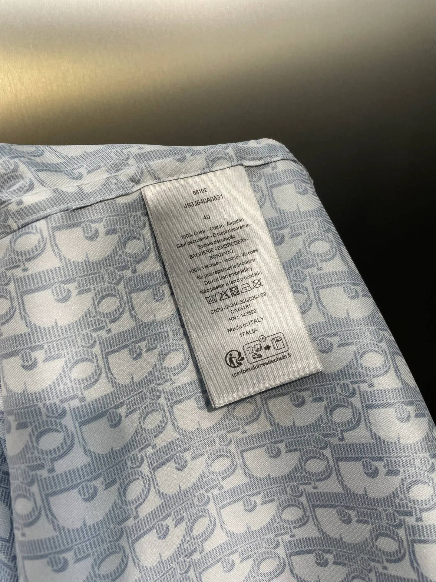🅿️500 Dior Oblique 🌟【Top Replica】Full-printed shirts are made of custom-made polyester premium Huayun shirt material. It is refreshing and delicate, comfortable and close to the skin. The whole body is decorated with Oblique printing of the same tone and blends with the shirt. It is like nature. It flows on the skirt like art. It shows the noble temperament of the brand. It interprets fashion with color and highlights personality with taste. Process 1: Digital printing technology. Use digital pattern design. The pattern is directly printed on the fabric through an inkjet printer to achieve full-print Dior Oblique operation. The transition is natural and the pattern is clear. Process 2: A high-temperature drying machine is used for the ironing positions. High temperature and pressure are applied to the fabric through the synergy of the heating plate and the pressure roller to make the surface of the fabric smooth and crisp. It is wear-resistant and washable (specialized for export assembly line shirt factories, first-line brand quality). Process 3: The fabrics are sand-washed, with better hand feel and texture. Not easy to deform, not easy to shrink, not easy to fade. Maintain long-term beauty Accessories: Customized 1:1 Dior buttons Customized 1:1 Dior trademark Version: Loose version Size: 39 40 41 42 Style number: MM028-B30