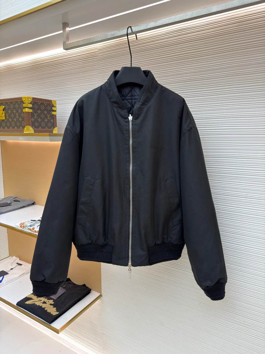 Dior Tenge quilted double-sided jacket ●Original version: purchased and developed by 22393 ●Item number: 1681687-D15 ●Fabric: cotton fabric ●Technology: embroidery production ●Color: black ●Version: fitted version ●Weight: about 975 grams ●Size: 44-46-48-50 ●Description: This jacket uses double-layer quilting technology. The outer layer is lined with precise diamond-shaped plaid, and the inner layer is quilted with straight lines to form a unique visual hierarchy. The whole bag is made of high-density nylon fabric and has been specially treated to be water-repellent, making it both lightweight and windproof. The collar, cuffs and hem are all designed with elastic ribs, which not only ensures wearing comfort, but also effectively locks in temperature. The center zipper uses a custom metal slider, which is smooth and durable, and the edges of the zipper are precision hemmed to prevent wear and tear. The body is cut to fit the curves of the human body, and the proportions of shoulders and sleeves have been repeatedly adjusted to ensure free movement. The interior is filled with lightweight polyester fiber to ensure warmth while avoiding bloat. All sutures are made of high-strength polyester threads, which have been tested many times to ensure they won’t open during long-term wear. The overall craftsmanship reflects the perfect combination of functionality and fashion, making it suitable for a variety of occasions. The overall wiring is straight and delicate, the fabric is comfortable and soft, and the color is consistent without color difference. It can be matched with the same style to create a fashionable look and control various occasions. Customized accessories, complete with three standards, same style for men and women!