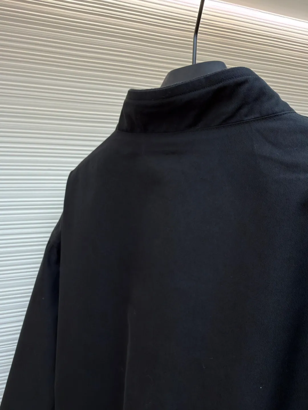 Dior Tenge quilted double-sided jacket ●Original version: purchased and developed by 22393 ●Item number: 1681687-D15 ●Fabric: cotton fabric ●Technology: embroidery production ●Color: black ●Version: fitted version ●Weight: about 975 grams ●Size: 44-46-48-50 ●Description: This jacket uses double-layer quilting technology. The outer layer is lined with precise diamond-shaped plaid, and the inner layer is quilted with straight lines to form a unique visual hierarchy. The whole bag is made of high-density nylon fabric and has been specially treated to be water-repellent, making it both lightweight and windproof. The collar, cuffs and hem are all designed with elastic ribs, which not only ensures wearing comfort, but also effectively locks in temperature. The center zipper uses a custom metal slider, which is smooth and durable, and the edges of the zipper are precision hemmed to prevent wear and tear. The body is cut to fit the curves of the human body, and the proportions of shoulders and sleeves have been repeatedly adjusted to ensure free movement. The interior is filled with lightweight polyester fiber to ensure warmth while avoiding bloat. All sutures are made of high-strength polyester threads, which have been tested many times to ensure they won’t open during long-term wear. The overall craftsmanship reflects the perfect combination of functionality and fashion, making it suitable for a variety of occasions. The overall wiring is straight and delicate, the fabric is comfortable and soft, and the color is consistent without color difference. It can be matched with the same style to create a fashionable look and control various occasions. Customized accessories, complete with three standards, same style for men and women!